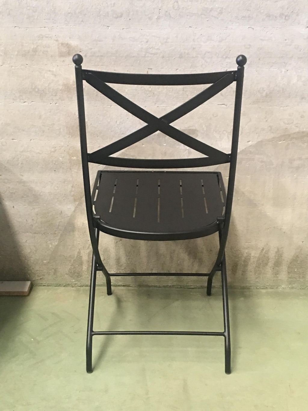 https://a.1stdibscdn.com/french-vintage-style-bistro-folding-iron-chair-indoor-outdoor-for-sale-picture-6/f_17262/f_150730811560366677608/IMG_1536490425169_master.JPG