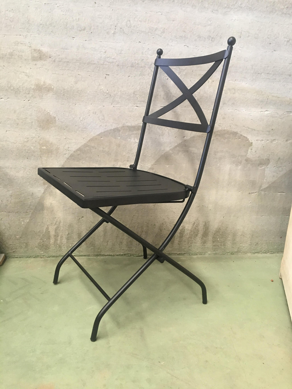 https://a.1stdibscdn.com/french-vintage-style-bistro-folding-iron-chair-indoor-outdoor-for-sale-picture-8/f_17262/f_150730811560366678513/IMG_1536490539290_master.JPG