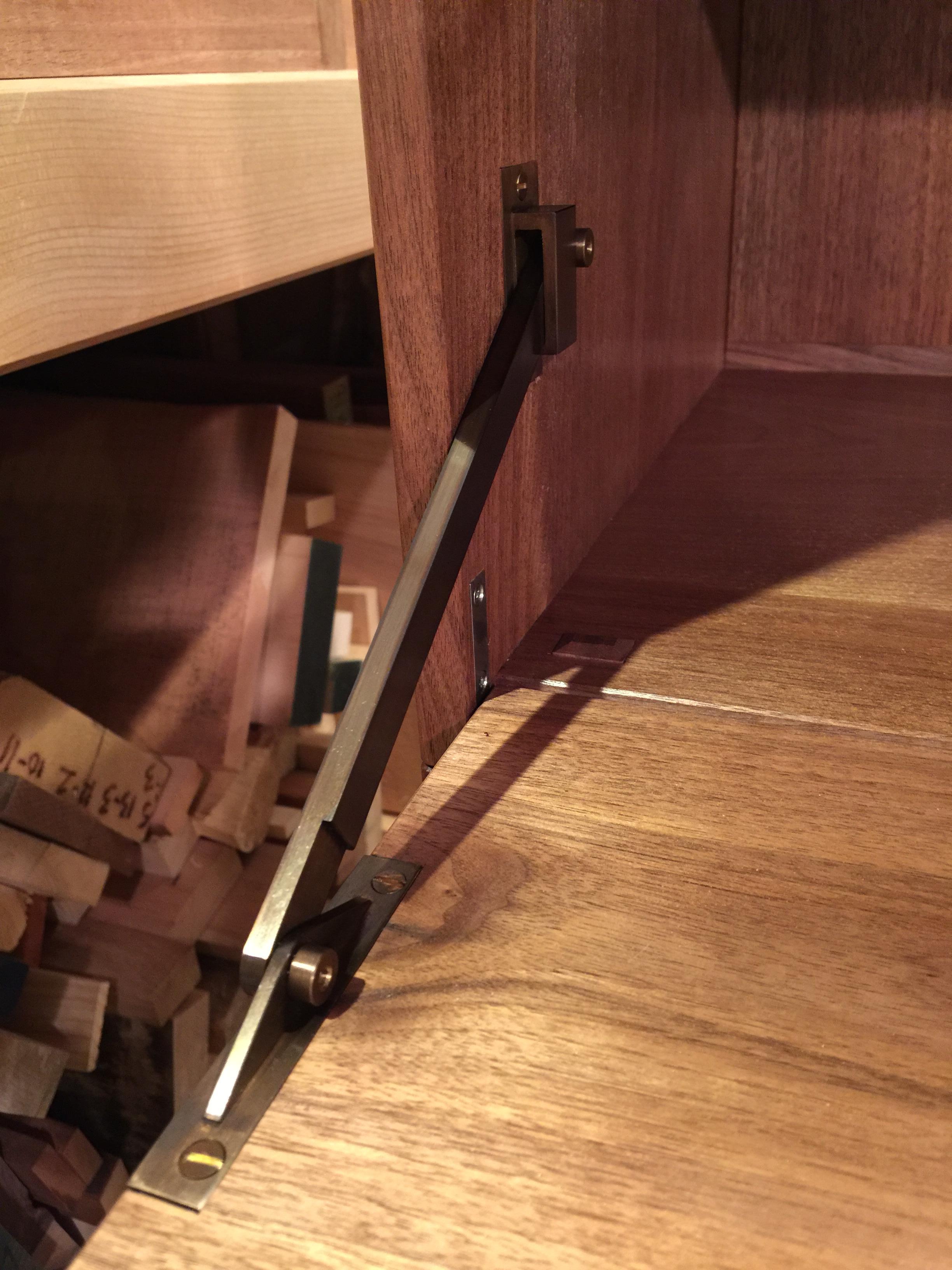 https://a.1stdibscdn.com/butlers-desk-for-sale-picture-6/f_45782/f_14009692/IMG_1552577504995_master.JPG