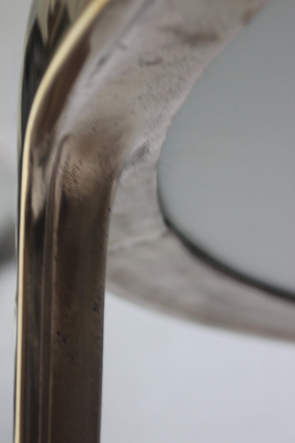 https://a.1stdibscdn.com/barbera-bronze-round-coffeetable-modern-solid-bronze-base-with-stone-top-for-sale-picture-4/f_45601/f_15118811/IMG_1560727645332_master.jpg