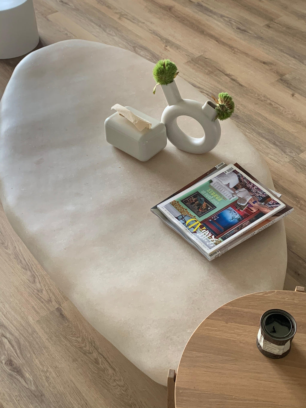 https://a.1stdibscdn.com/small-white-tripod-coffee-table-by-kar-for-sale-picture-8/f_12192/f_417181921727801300468/IMG_1621265792238_master.JPG