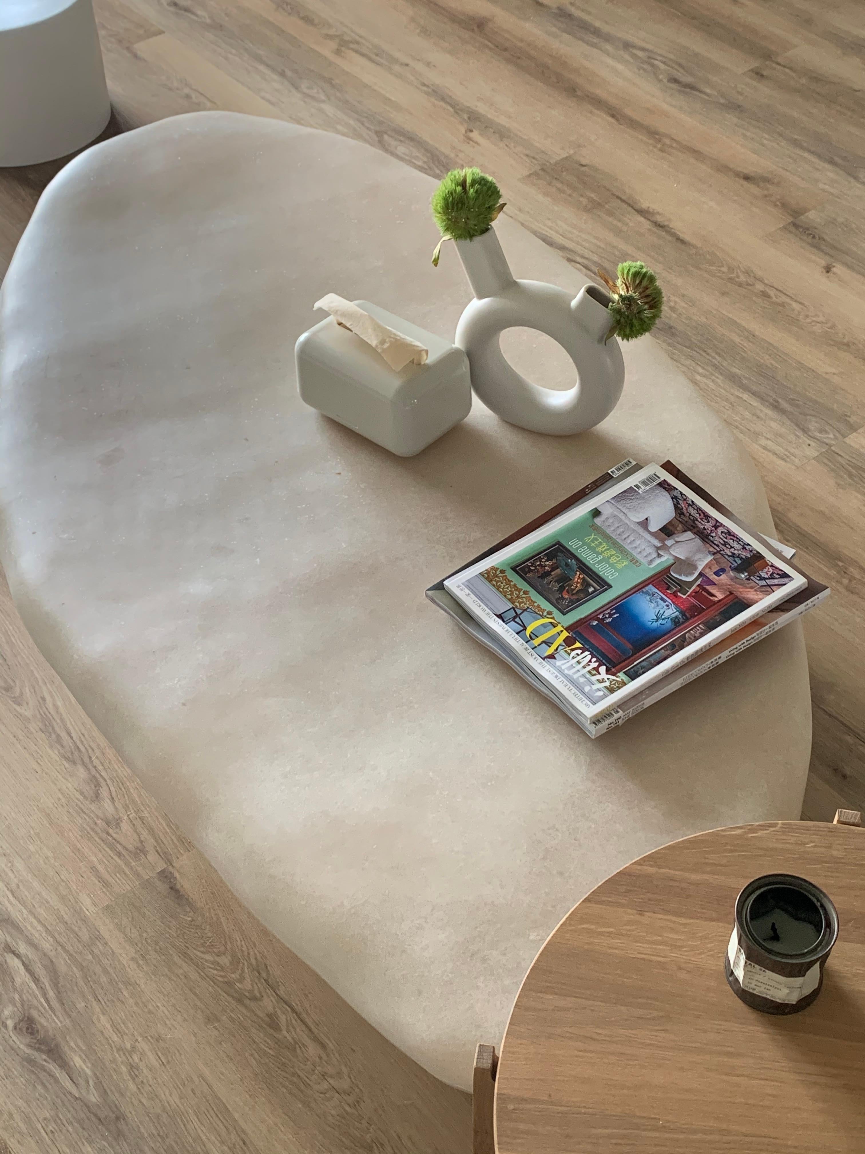 https://a.1stdibscdn.com/small-white-tripod-coffee-table-by-kar-for-sale-picture-8/f_12192/f_417181921727801300468/IMG_1621265792238_master.JPG
