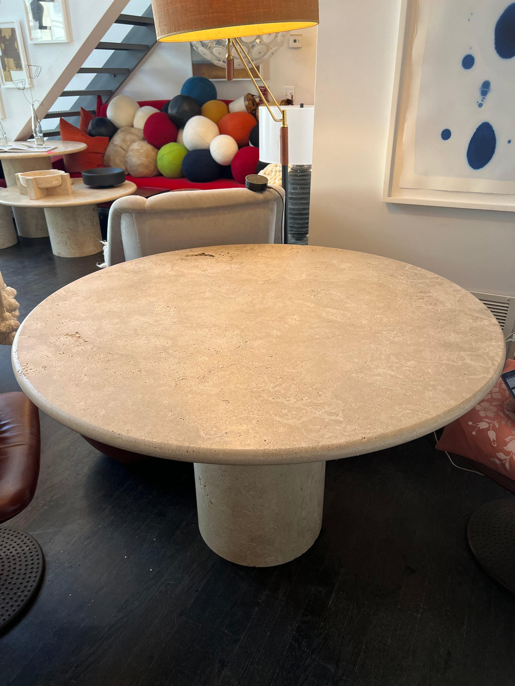 https://a.1stdibscdn.com/43-white-roman-travertine-bistro-table-by-le-lampade-for-sale-picture-2/f_8778/f_28437592/IMG_1651165929173_master.jpg