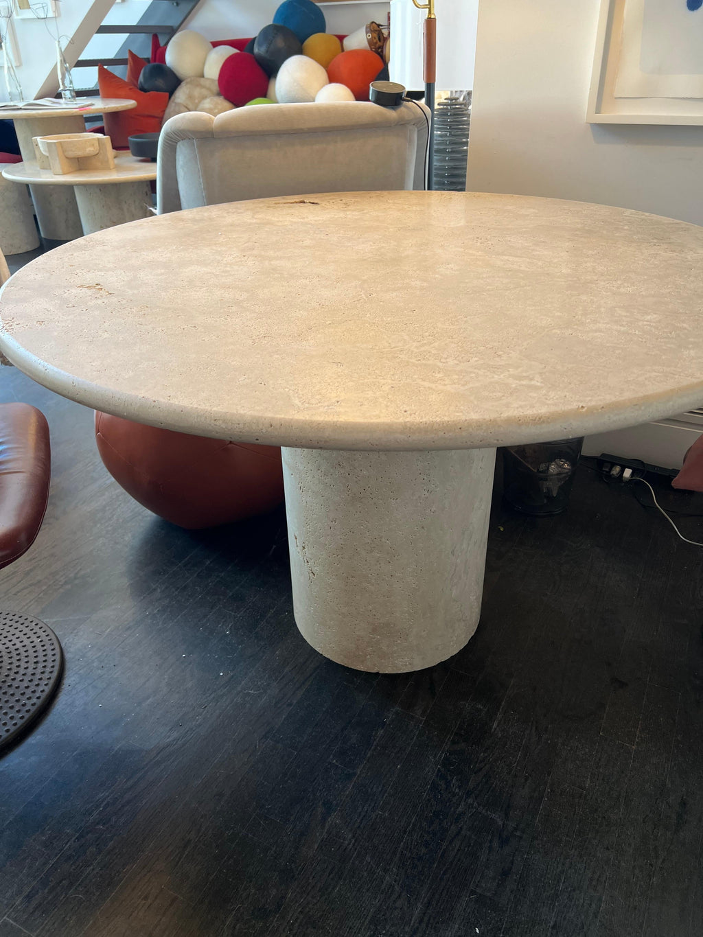 https://a.1stdibscdn.com/43-white-roman-travertine-bistro-table-by-le-lampade-for-sale-picture-3/f_8778/f_28437592/IMG_1651165935542_master.jpg