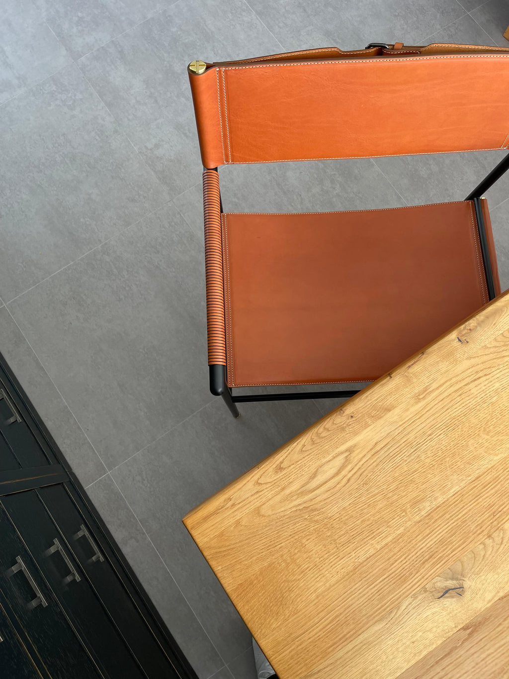 https://a.1stdibscdn.com/repose-barstool-w-backrest-natural-tan-saddle-black-rubbered-metal-frame-for-sale-picture-12/f_40561/f_303446721662657091222/IMG_1651684683787_master.jpg