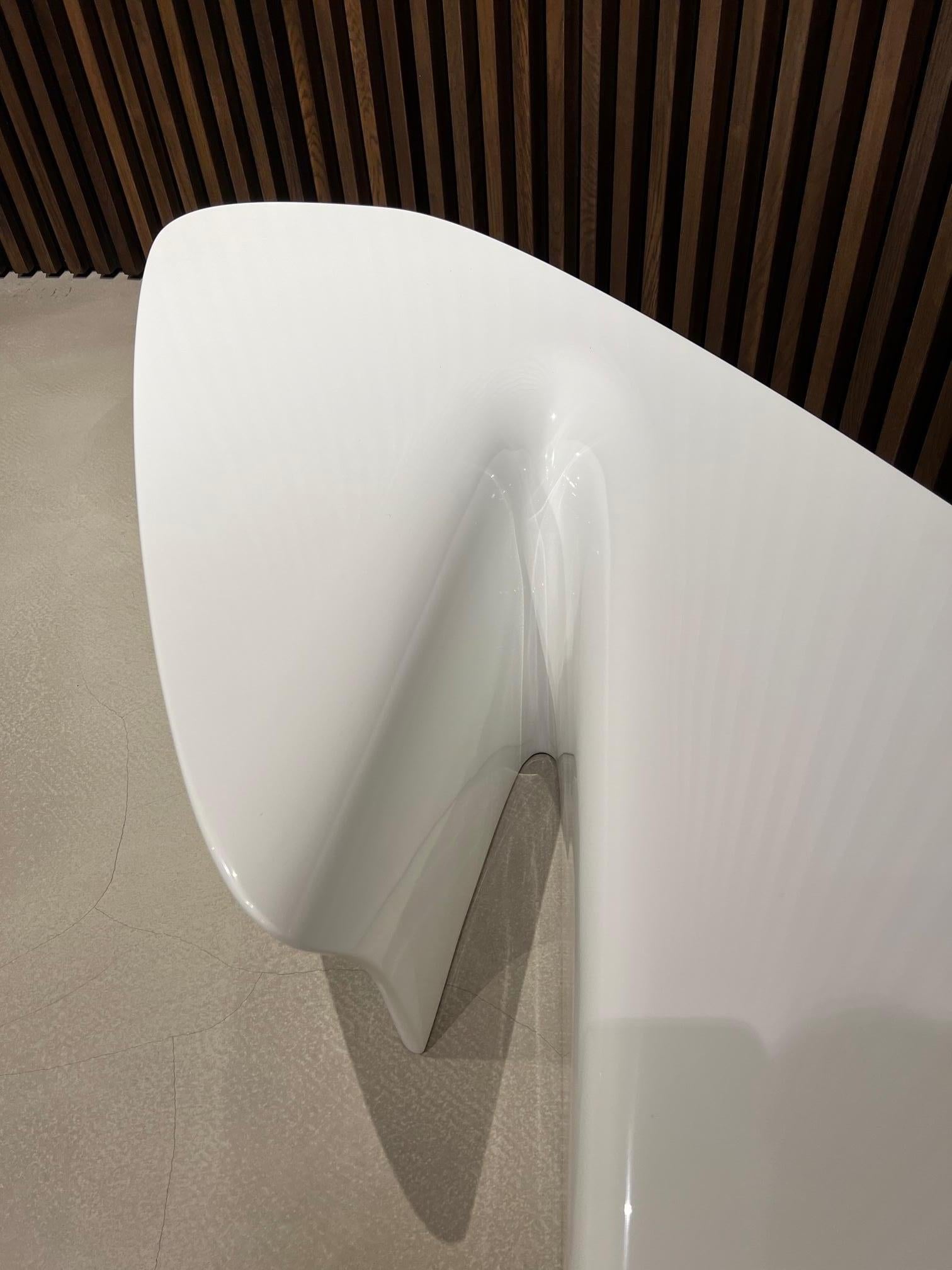 https://a.1stdibscdn.com/waterfall-contemporary-glossy-white-lacquer-coffee-table-by-driade-for-sale-picture-5/f_37243/f_30304732/IMG_1662672182408_master.jpg
