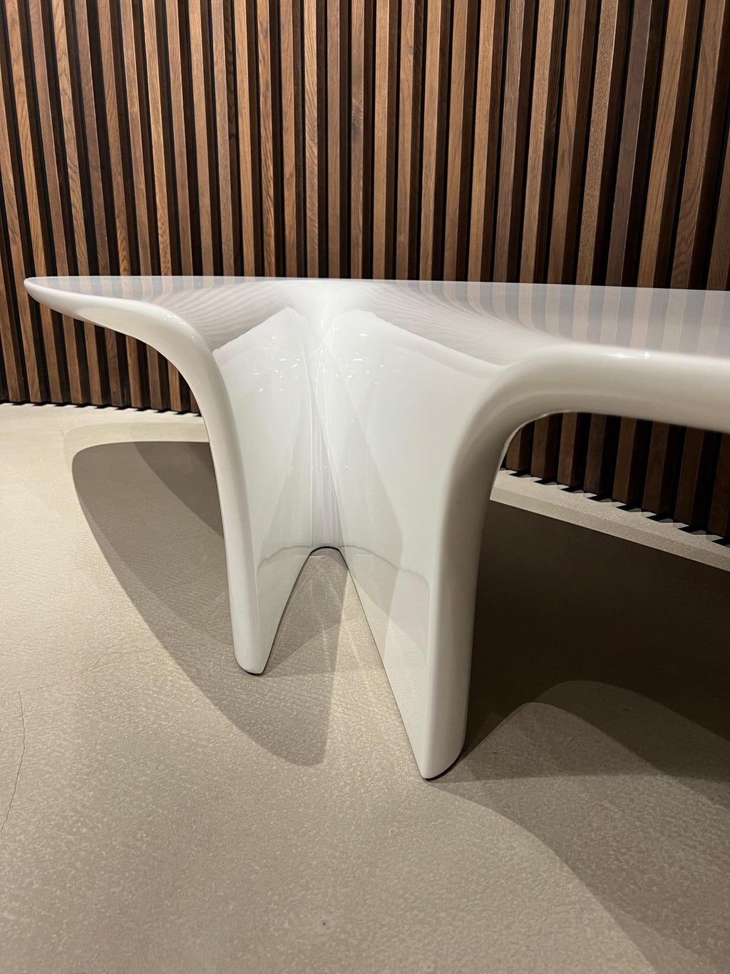 https://a.1stdibscdn.com/waterfall-contemporary-glossy-white-lacquer-coffee-table-by-driade-for-sale-picture-6/f_37243/f_30304732/IMG_1662672195161_master.jpg