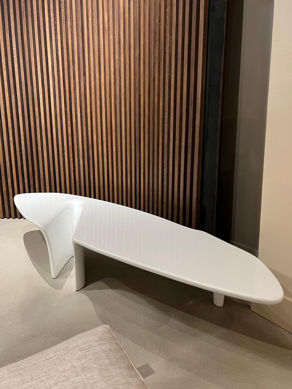 https://a.1stdibscdn.com/waterfall-contemporary-glossy-white-lacquer-coffee-table-by-driade-for-sale-picture-7/f_37243/f_30304732/IMG_1662672221640_master.jpg