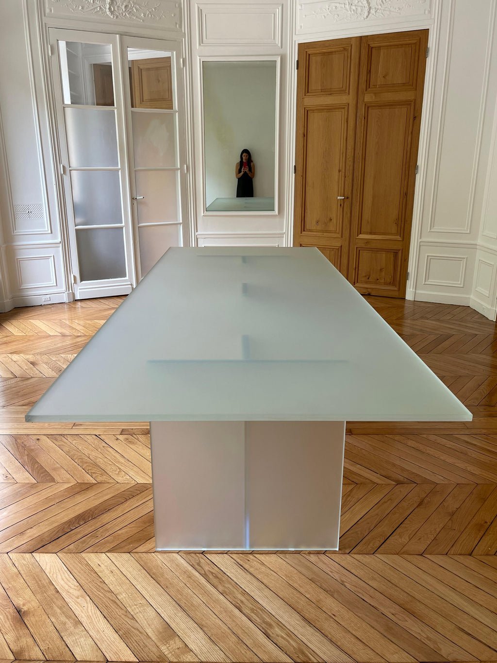 https://a.1stdibscdn.com/isola-satin-dining-table-by-brajak-vitberg-for-sale-picture-10/f_12192/f_319335621672142066067/IMG_1667317356491_master.jpeg