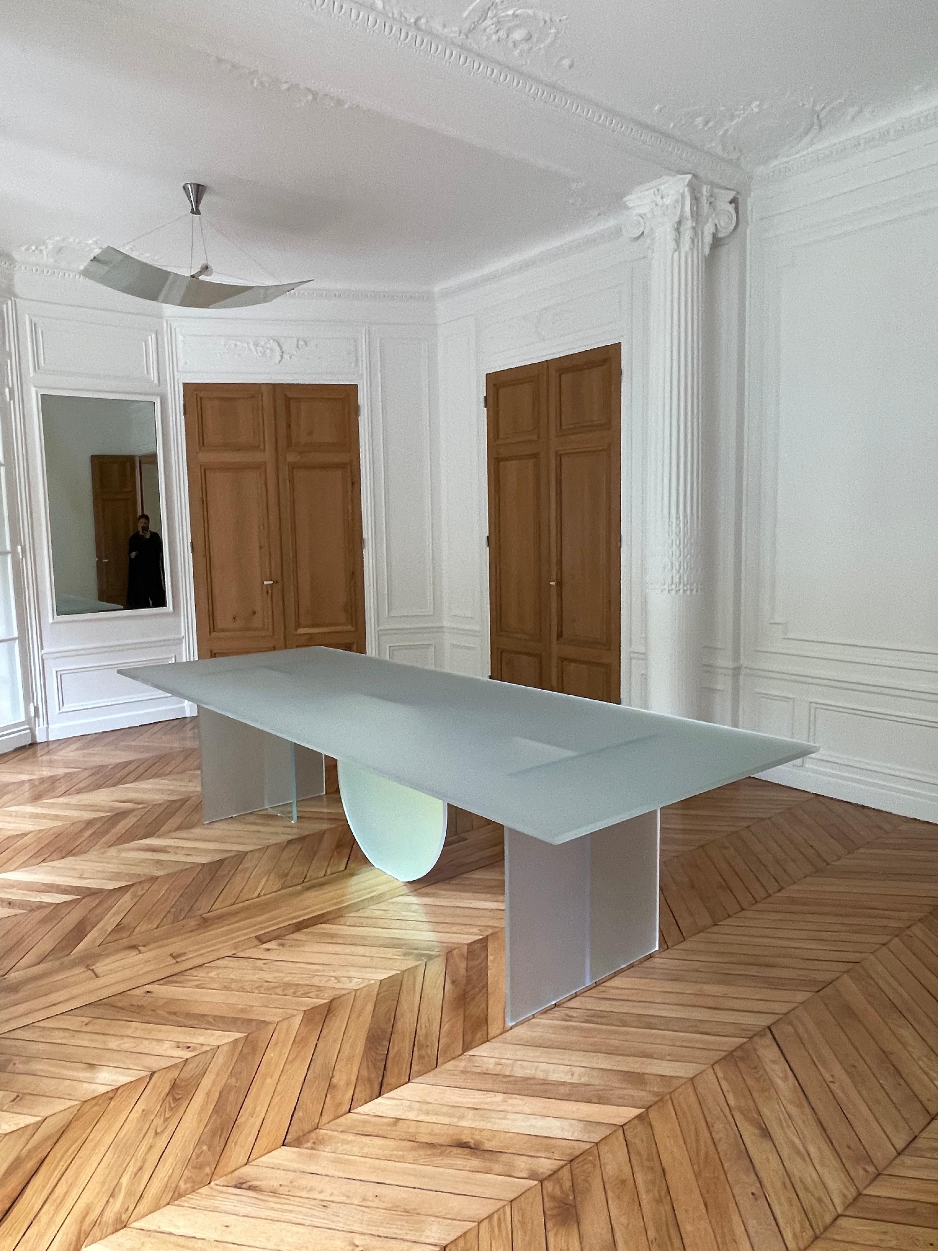 https://a.1stdibscdn.com/isola-satin-dining-table-by-brajak-vitberg-for-sale-picture-11/f_12192/f_319335621672142066907/IMG_1667317528711_master.jpeg