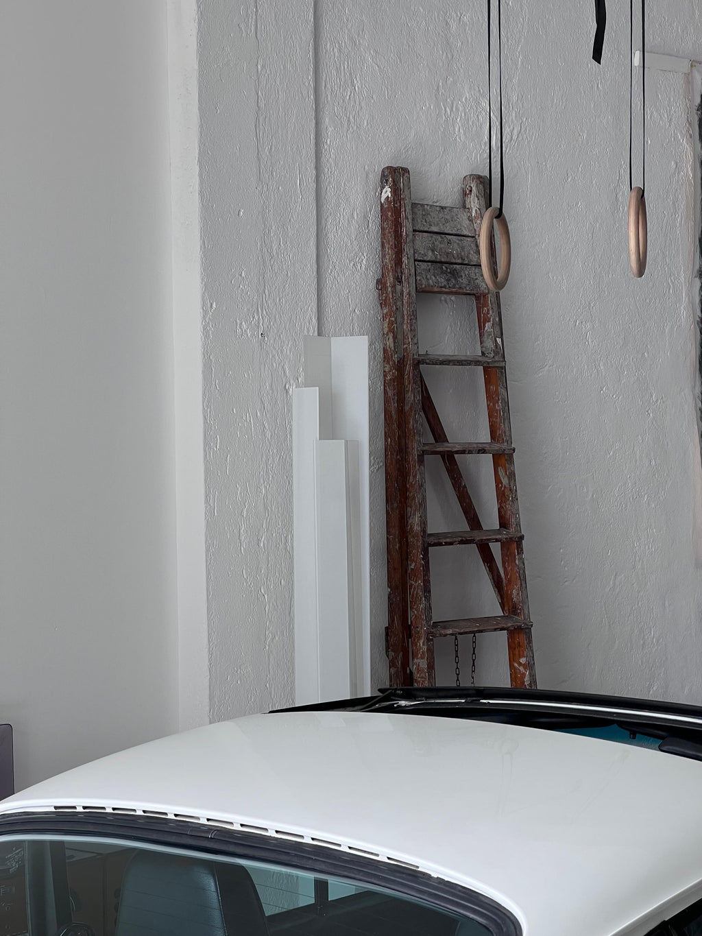 https://a.1stdibscdn.com/fontana-arte-adubai-floor-lamp-steel-and-opaline-glass-blades-matteo-nunziati-for-sale-picture-8/32076752/f_379542921705378283956/IMG_1682520529241_master_master.jpg