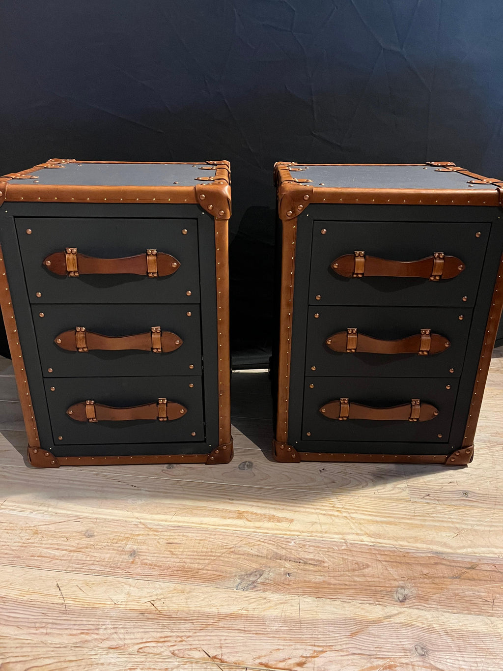 https://a.1stdibscdn.com/leather-suitcase-with-3-drawers-for-sale-picture-2/f_16002/f_36204272/IMG_1695029903994_master.jpeg