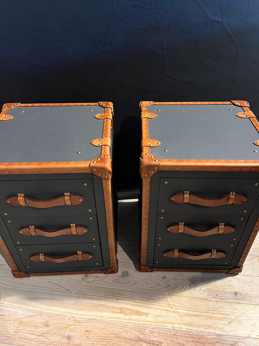 https://a.1stdibscdn.com/leather-suitcase-with-3-drawers-for-sale-picture-4/f_16002/f_36204272/IMG_1695029912527_master.jpeg