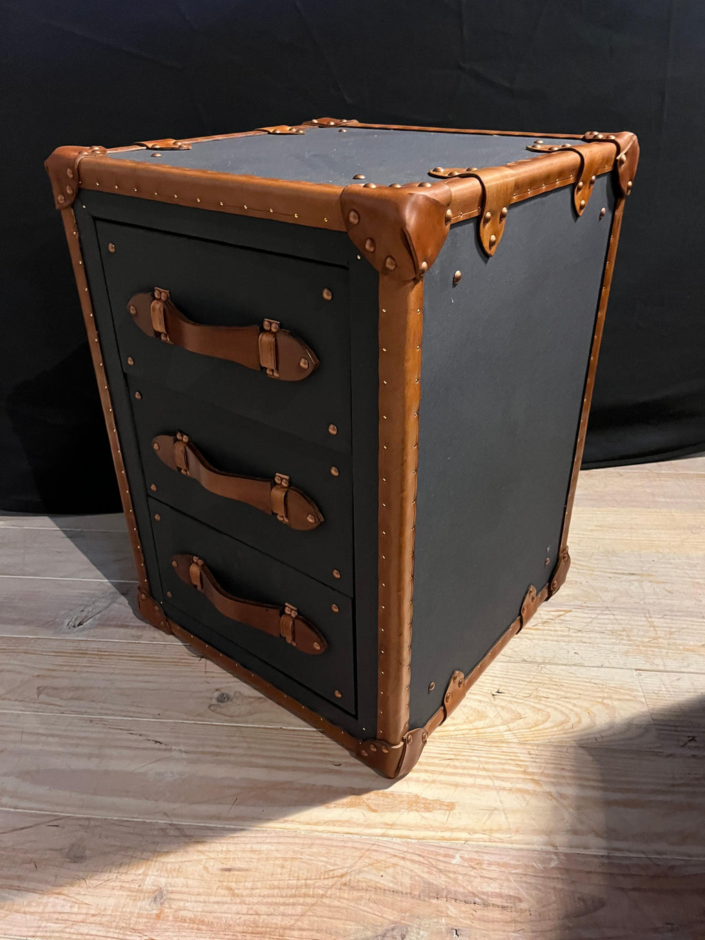 https://a.1stdibscdn.com/leather-suitcase-with-3-drawers-for-sale-picture-3/f_16002/f_36204272/IMG_1695029928731_master.jpeg