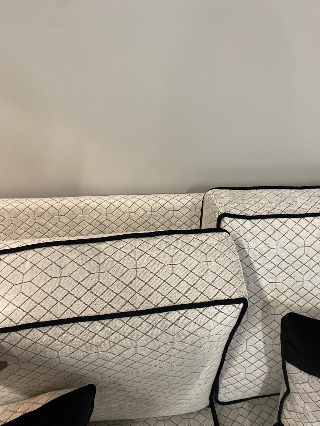 https://a.1stdibscdn.com/italian-contemporary-black-and-light-grey-velvet-three-seater-sofa-for-sale-picture-3/f_48502/f_39379182/IMG_1713790019621_master.JPG