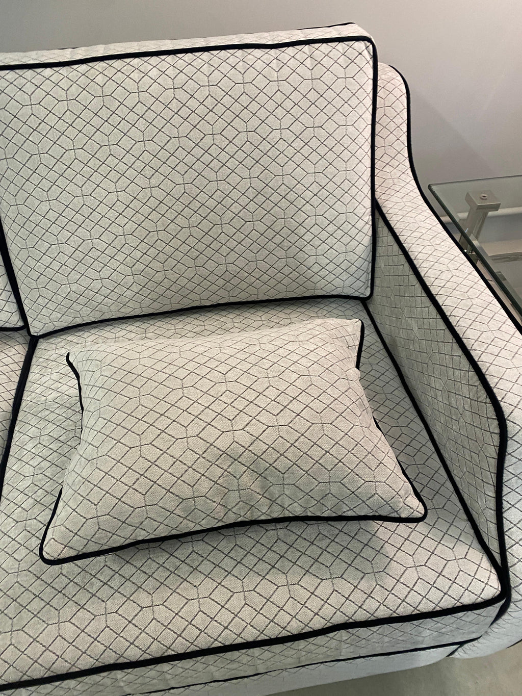 https://a.1stdibscdn.com/italian-contemporary-black-and-light-grey-velvet-three-seater-sofa-for-sale-picture-11/f_48502/f_39379182/IMG_1713790053036_master.JPG