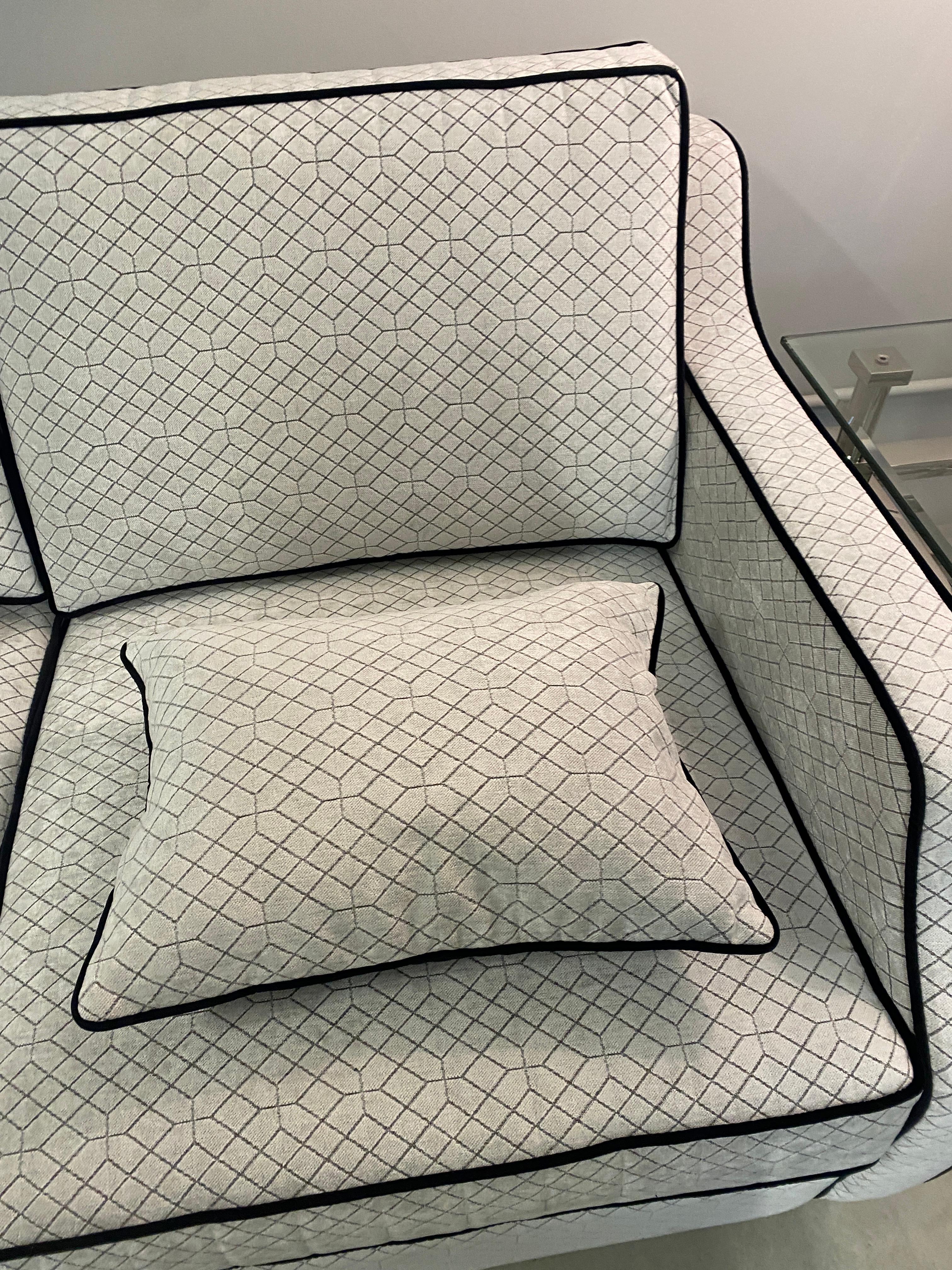 https://a.1stdibscdn.com/italian-contemporary-black-and-light-grey-velvet-three-seater-sofa-for-sale-picture-11/f_48502/f_39379182/IMG_1713790053036_master.JPG