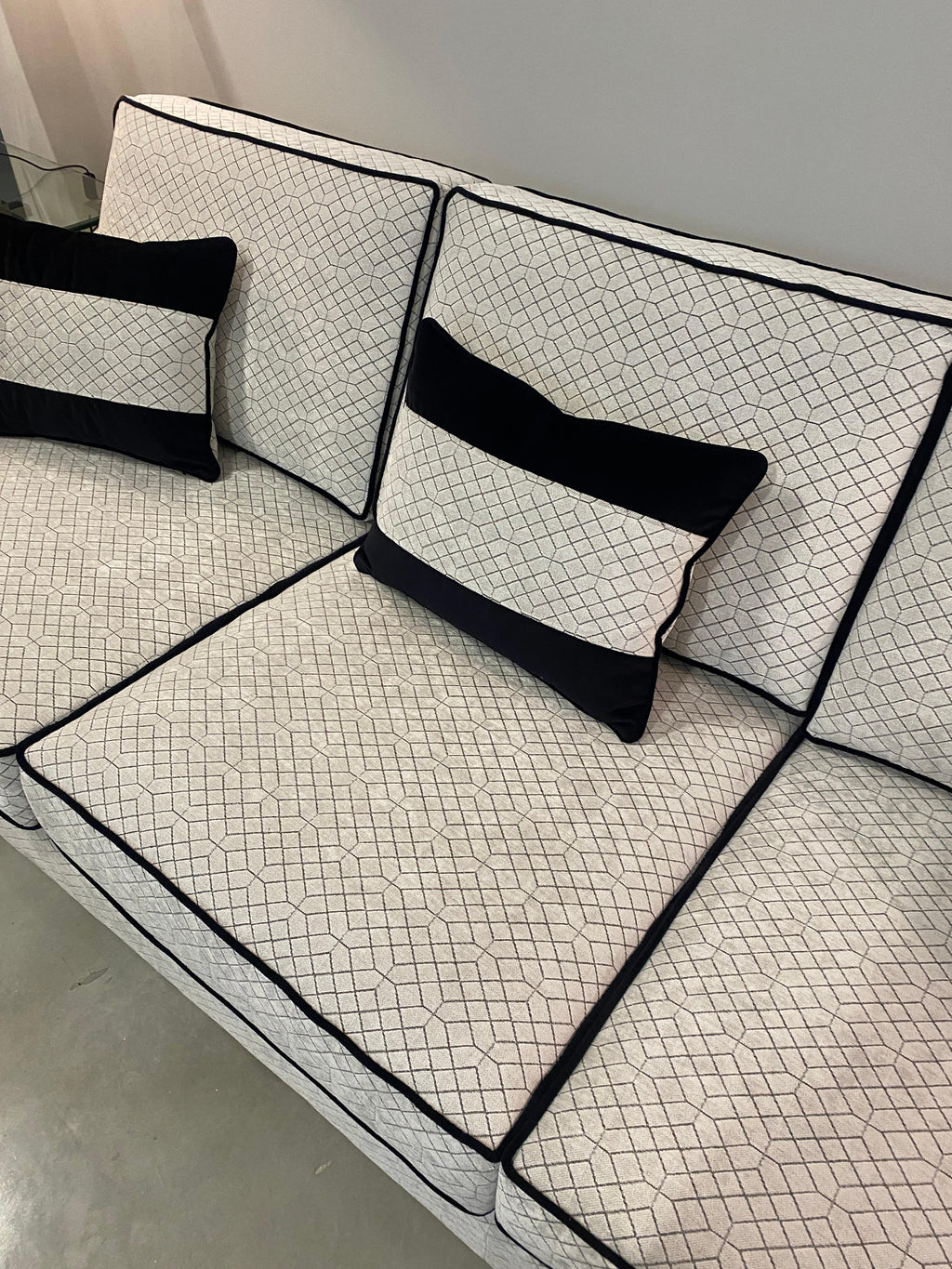 https://a.1stdibscdn.com/italian-contemporary-black-and-light-grey-velvet-three-seater-sofa-for-sale-picture-13/f_48502/f_39379182/IMG_1713790063685_master.JPG