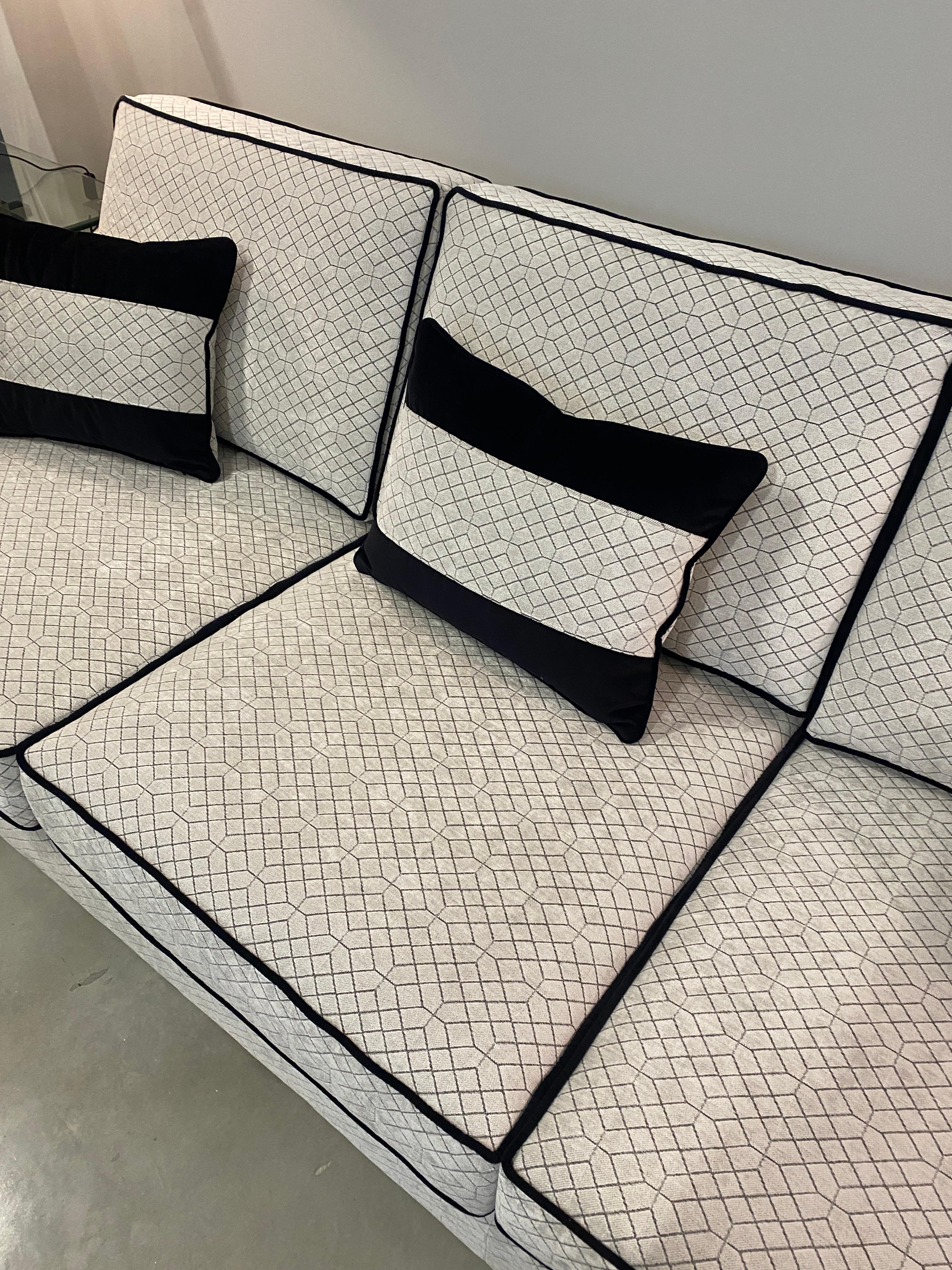 https://a.1stdibscdn.com/italian-contemporary-black-and-light-grey-velvet-three-seater-sofa-for-sale-picture-13/f_48502/f_39379182/IMG_1713790063685_master.JPG