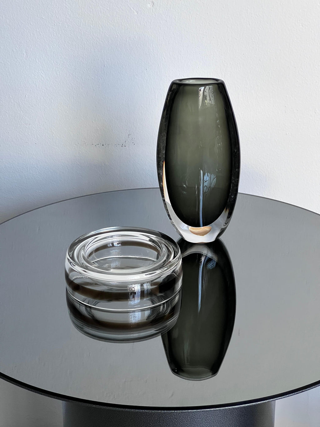 https://a.1stdibscdn.com/21st-century-contemporary-dining-table-grey-mirror-top-for-sale-picture-3/f_77822/f_40260212/IMG_1718893028904_master.jpg