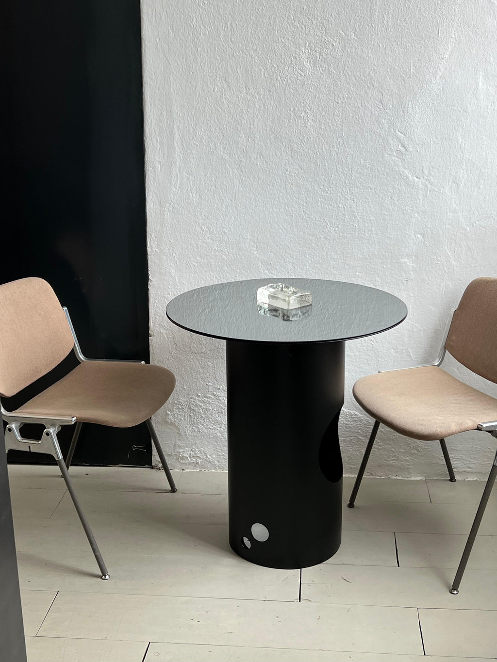 https://a.1stdibscdn.com/21st-century-contemporary-dining-table-grey-mirror-top-for-sale-picture-4/f_77822/f_40260212/IMG_1718893036315_master.jpeg