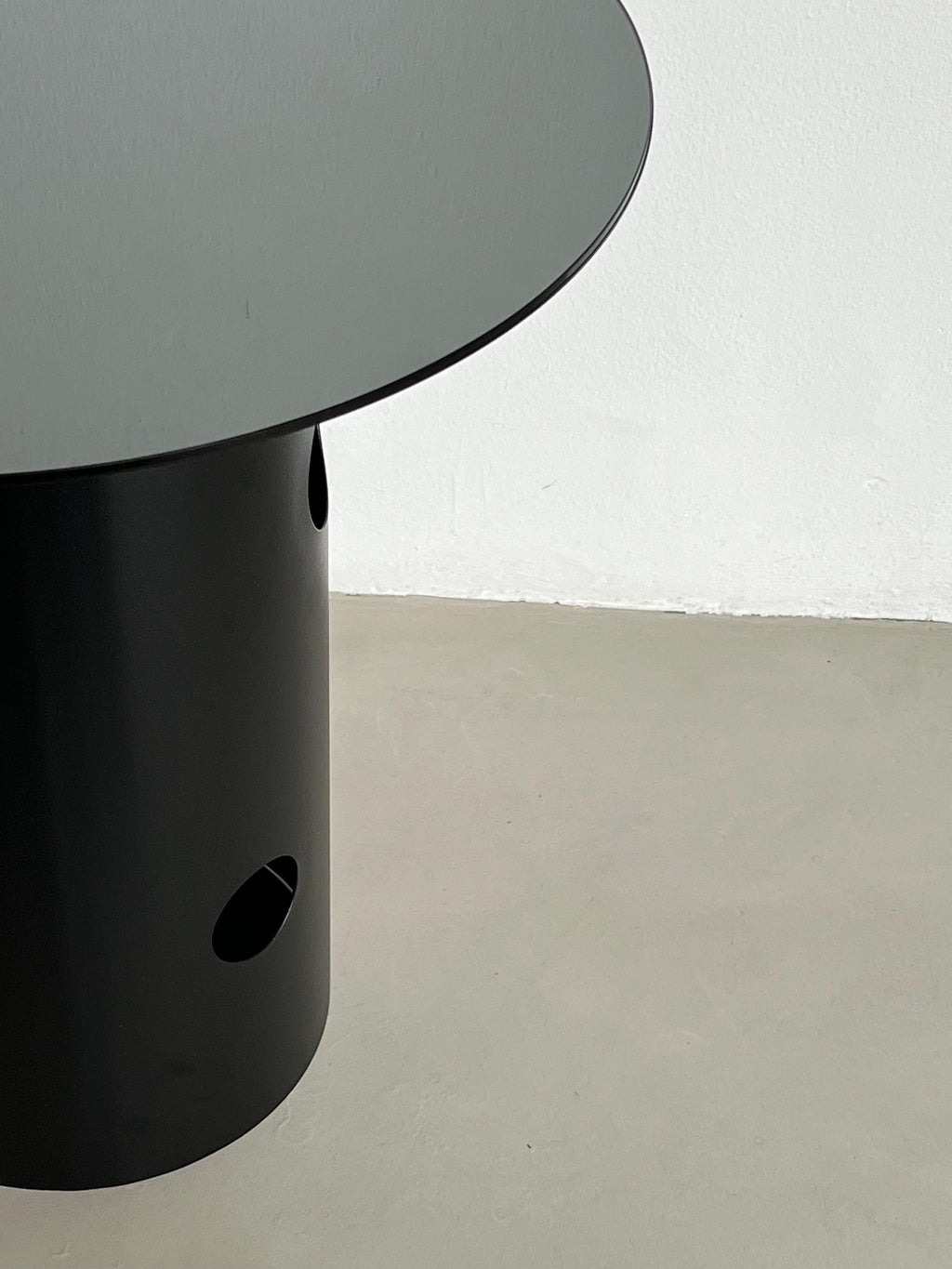 https://a.1stdibscdn.com/21st-century-contemporary-dining-table-grey-mirror-top-for-sale-picture-5/f_77822/f_40260212/IMG_1718893044762_master.jpeg