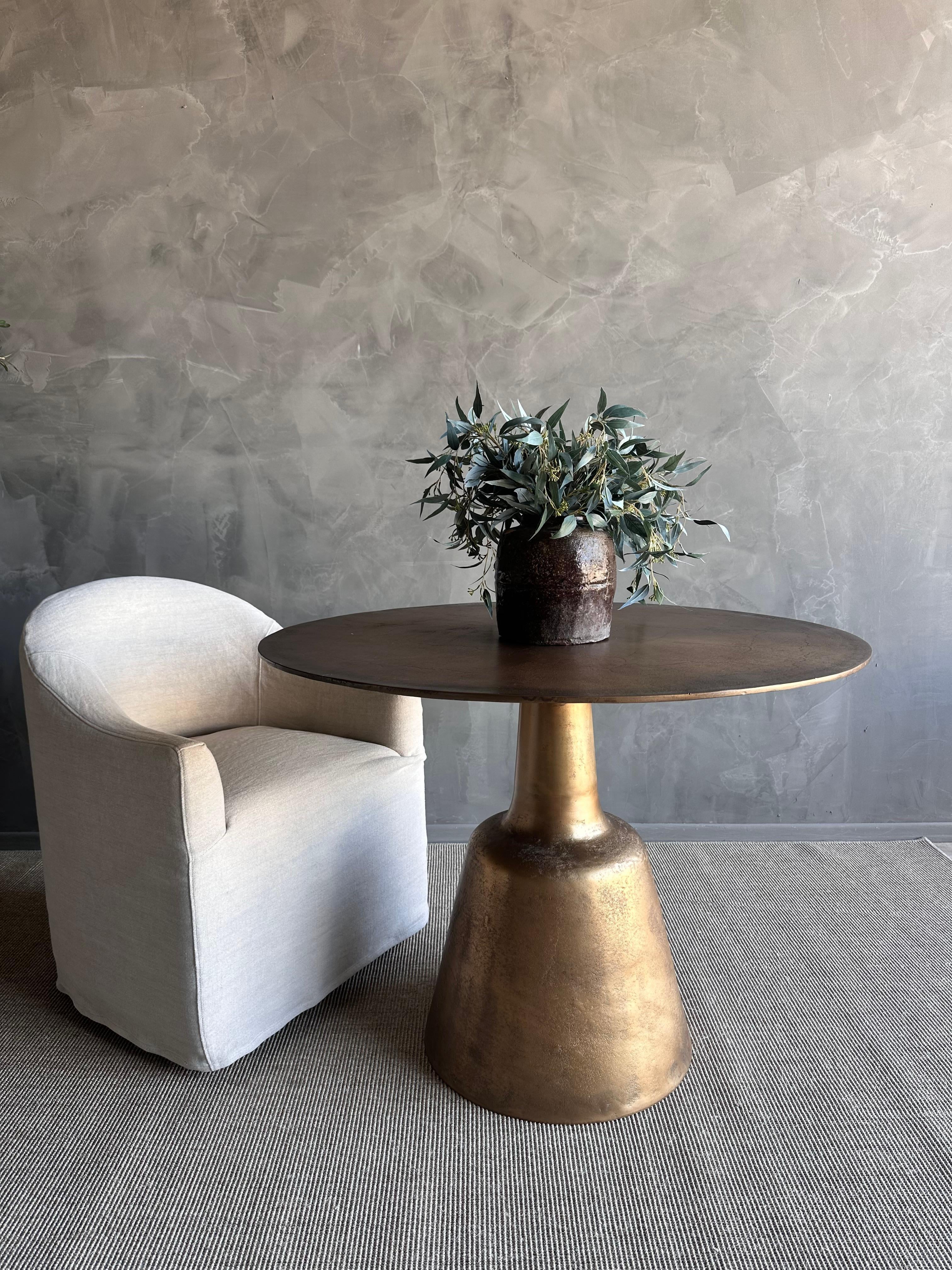 https://a.1stdibscdn.com/metal-round-dining-table-in-aged-brass-patina-for-sale-picture-2/f_18223/f_437843521740422790194/IMG_1728169542485_master.jpg
