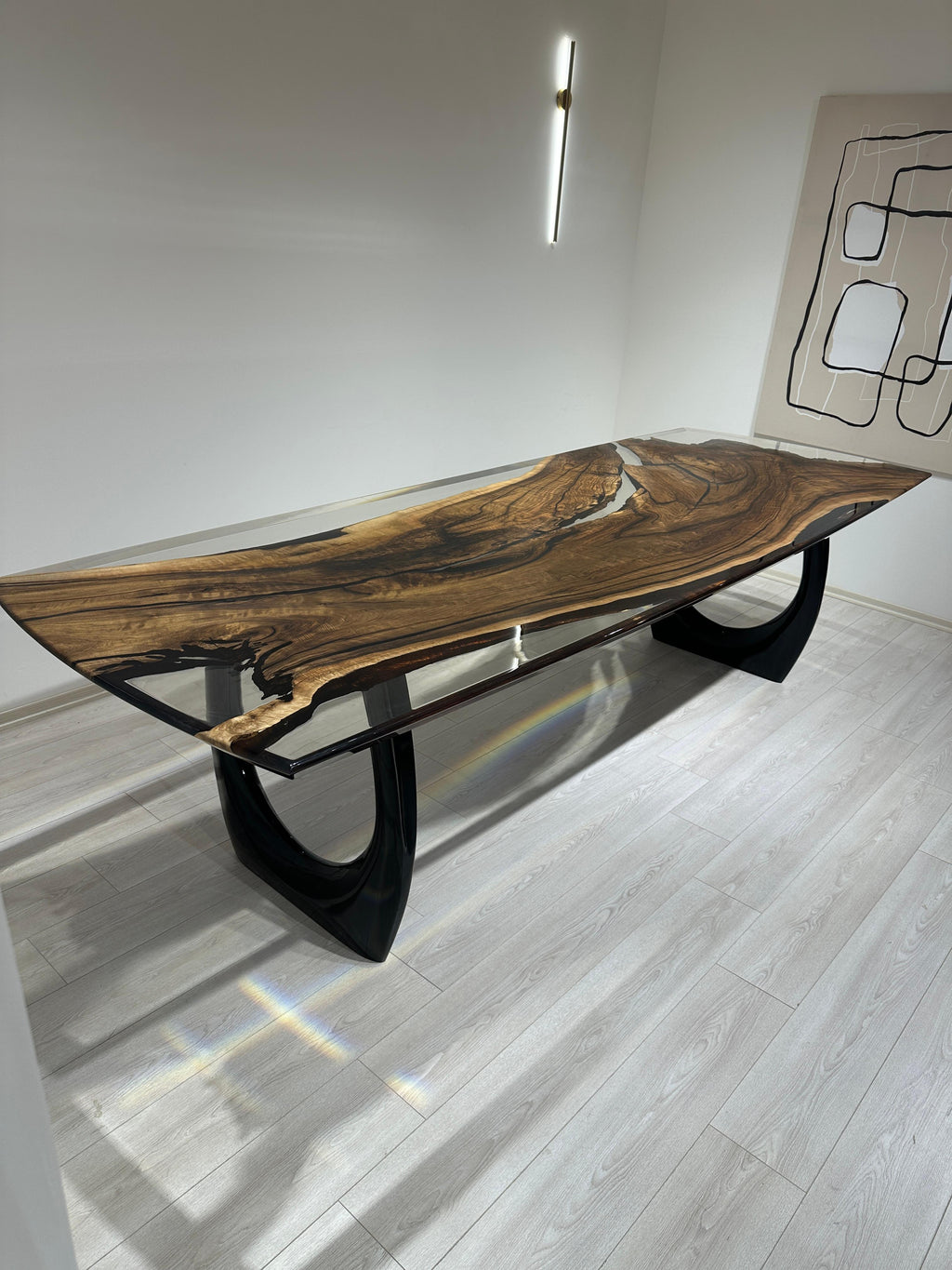https://a.1stdibscdn.com/walnut-table-clear-one-piece-walnut-epoxy-resin-dining-room-table-for-sale-picture-5/f_91932/f_42703322/IMG_1733996311538_master.JPG