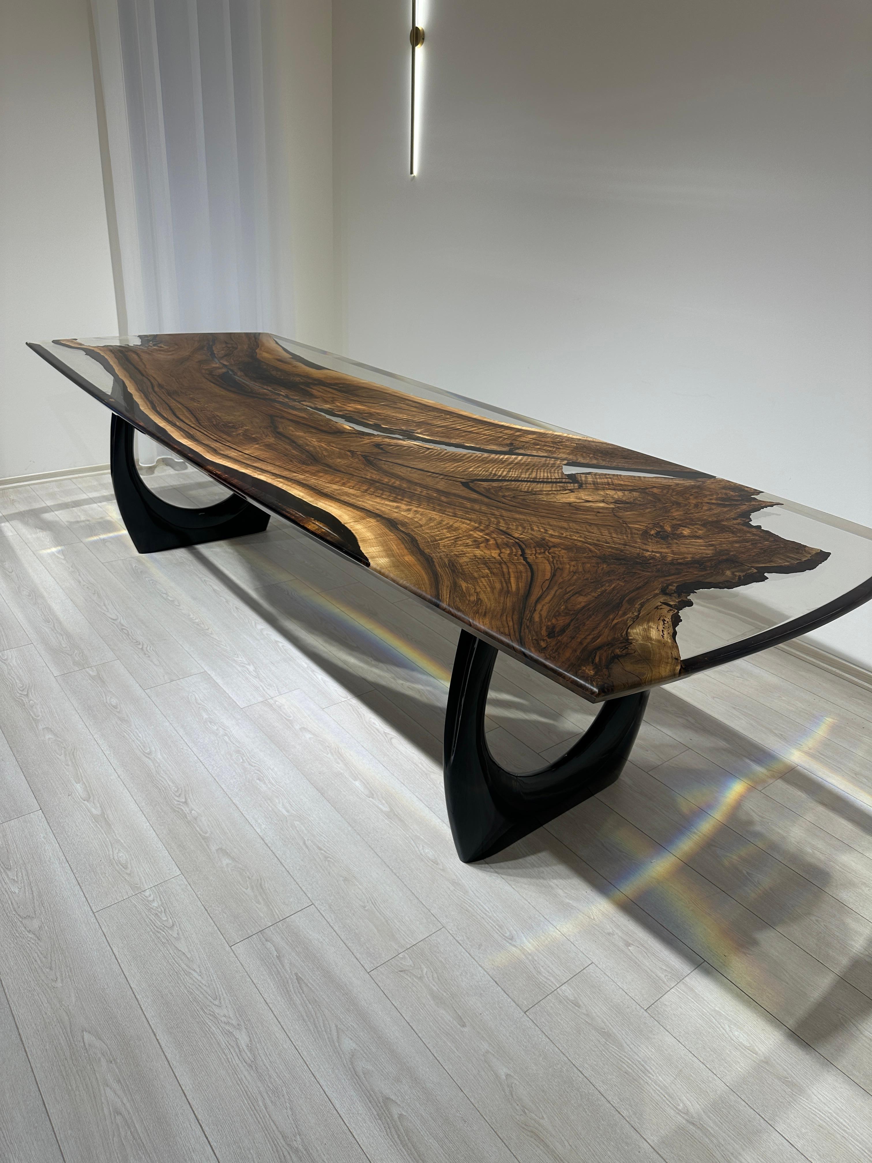 https://a.1stdibscdn.com/walnut-table-clear-one-piece-walnut-epoxy-resin-dining-room-table-for-sale-picture-7/f_91932/f_42703322/IMG_1733996313159_master.JPG