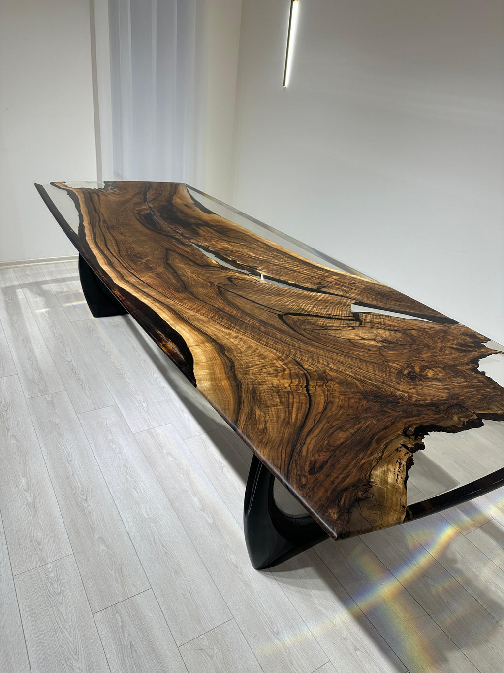 https://a.1stdibscdn.com/walnut-table-clear-one-piece-walnut-epoxy-resin-dining-room-table-for-sale-picture-6/f_91932/f_42703322/IMG_1733996323558_master.JPG