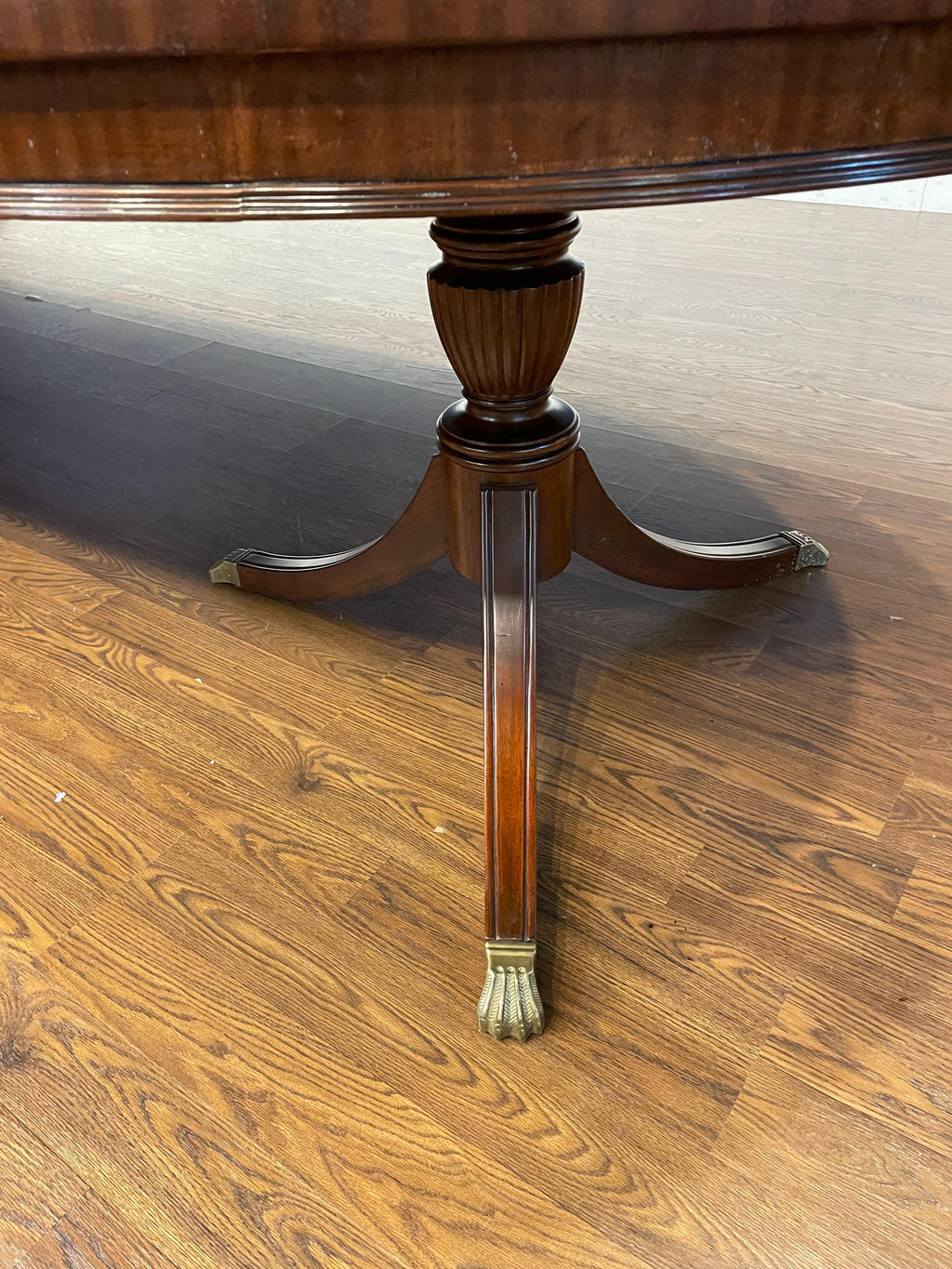 https://a.1stdibscdn.com/oval-mahogany-dining-table-by-leighton-hall-showroom-sample-for-sale-picture-11/f_44162/f_43771242/IMG_1740360698471_master.jpeg