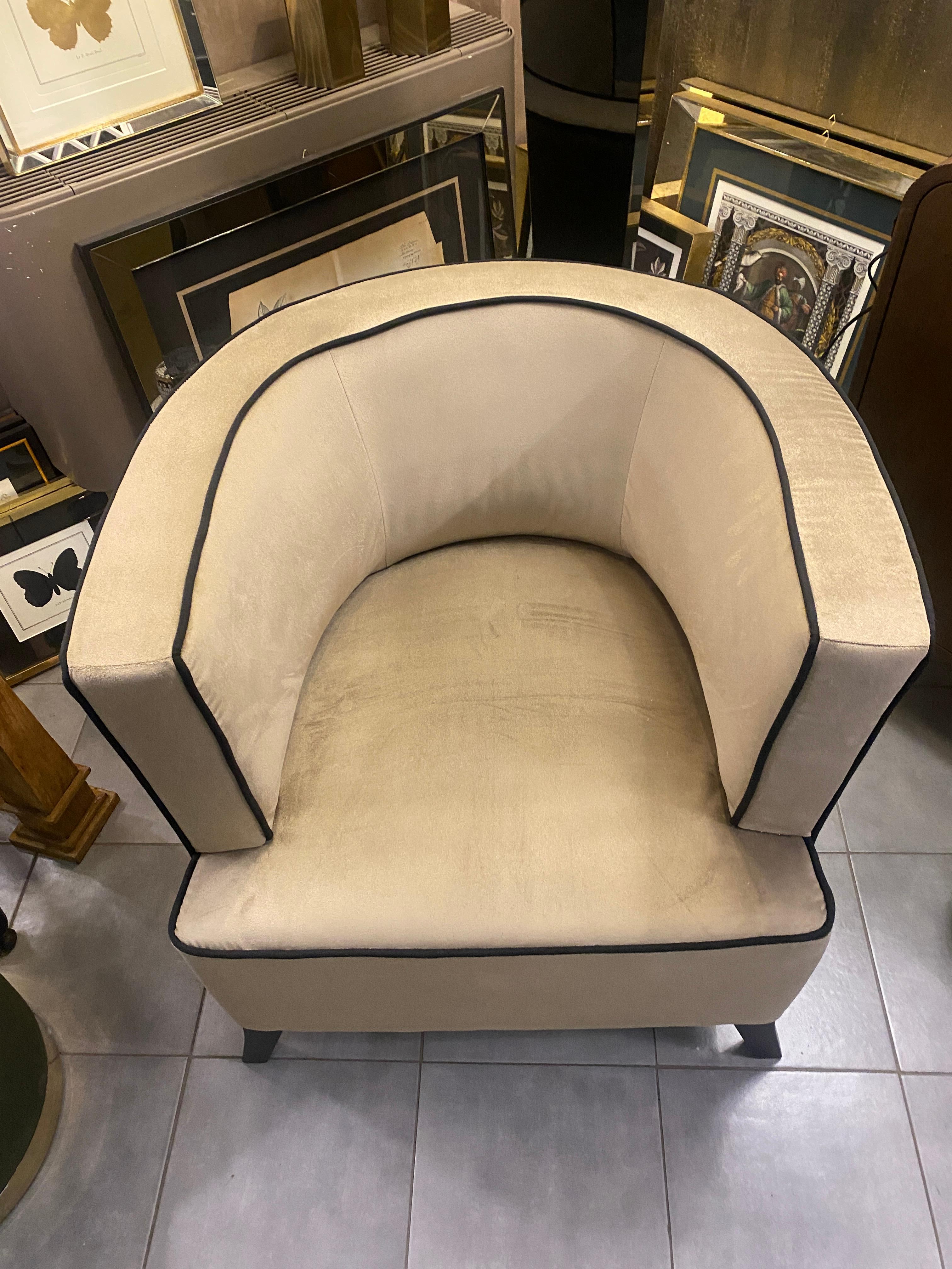 https://a.1stdibscdn.com/italian-contemporary-light-creamy-velvet-and-black-wood-bucket-armchair-for-sale-picture-3/f_48502/f_48554882/IMG_1769625761659_master.JPG