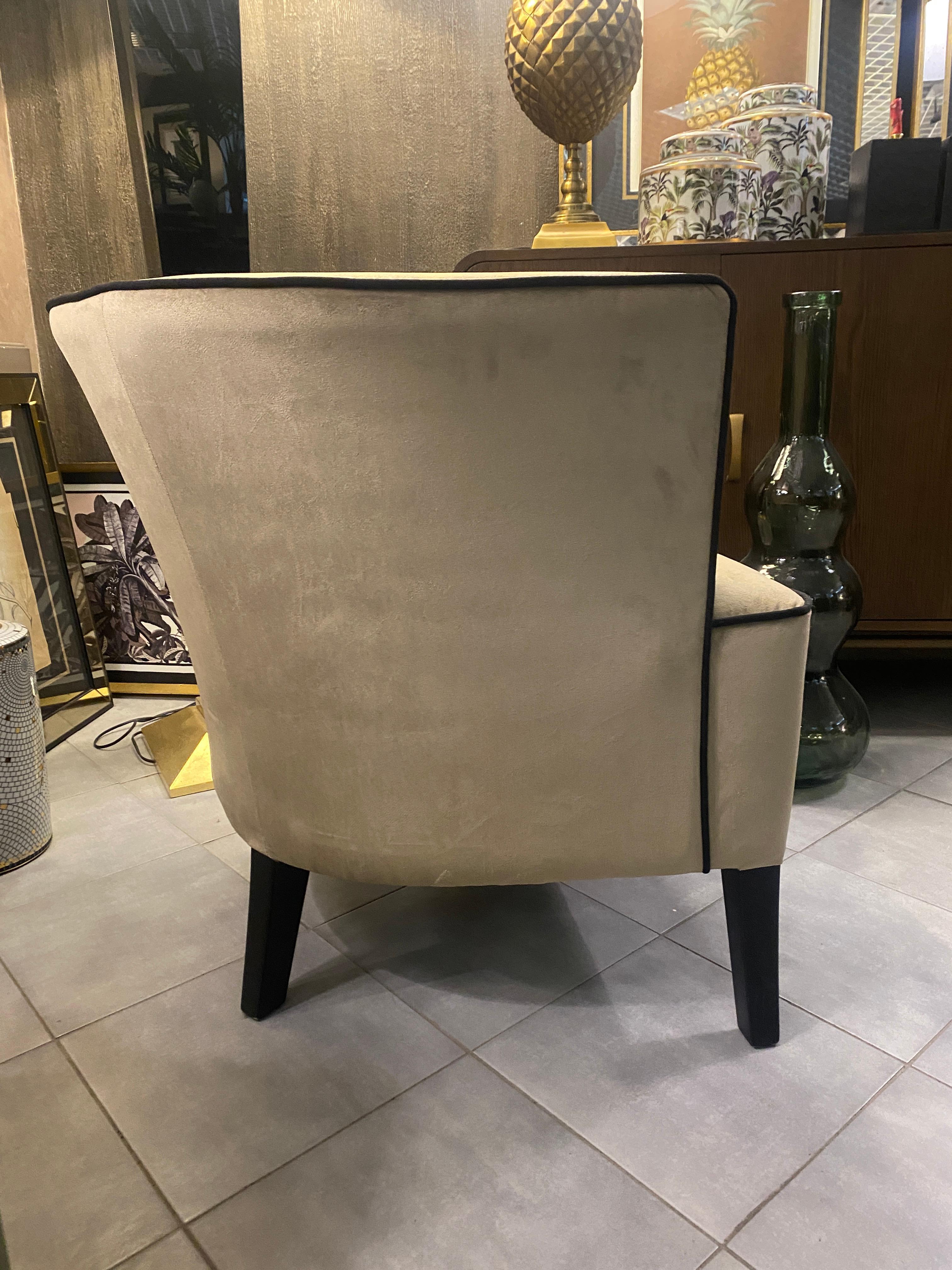 https://a.1stdibscdn.com/italian-contemporary-light-creamy-velvet-and-black-wood-bucket-armchair-for-sale-picture-4/f_48502/f_48554882/IMG_1769625939910_master.JPG