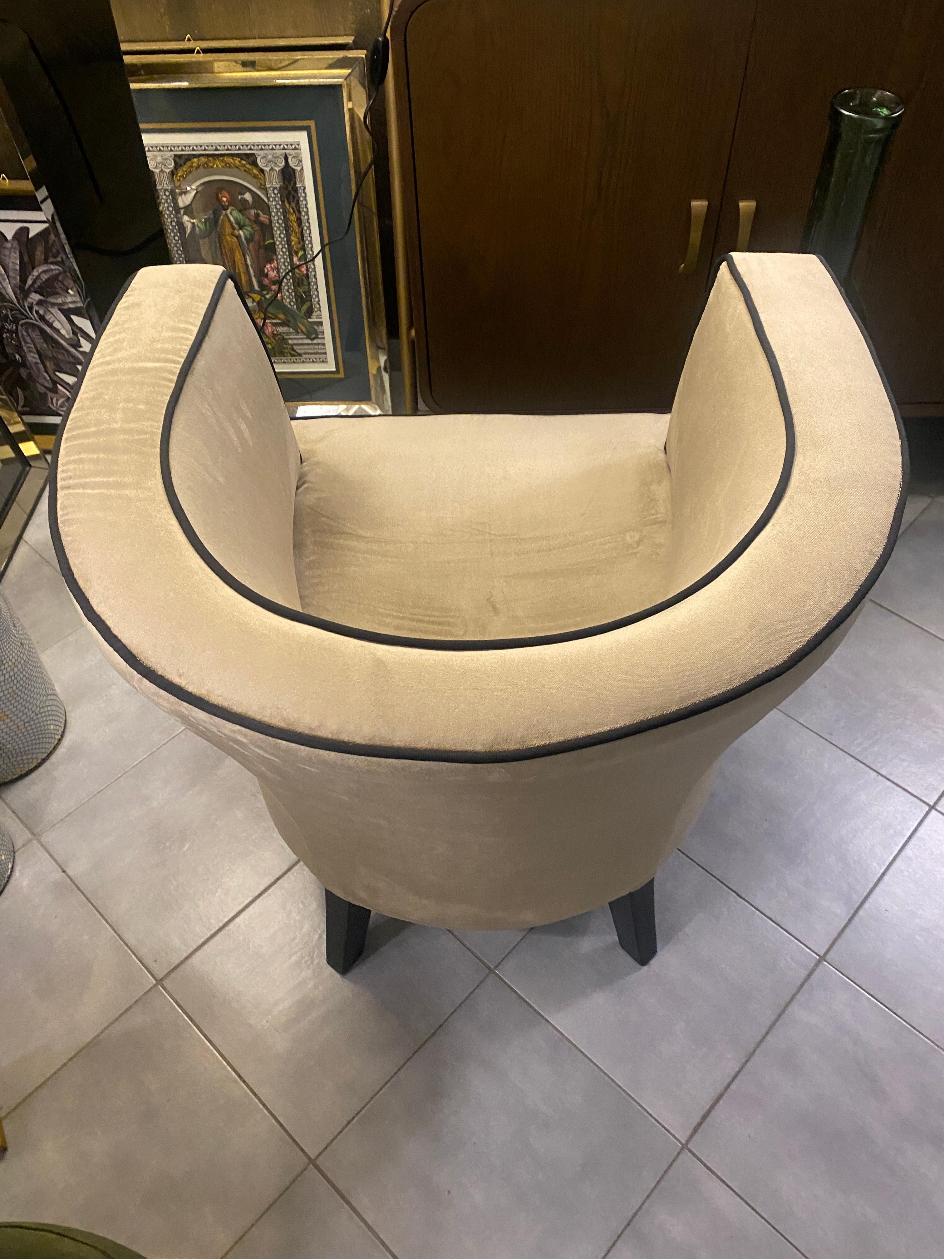 https://a.1stdibscdn.com/italian-contemporary-light-creamy-velvet-and-black-wood-bucket-armchair-for-sale-picture-6/f_48502/f_48554882/IMG_1769625982423_master.JPG