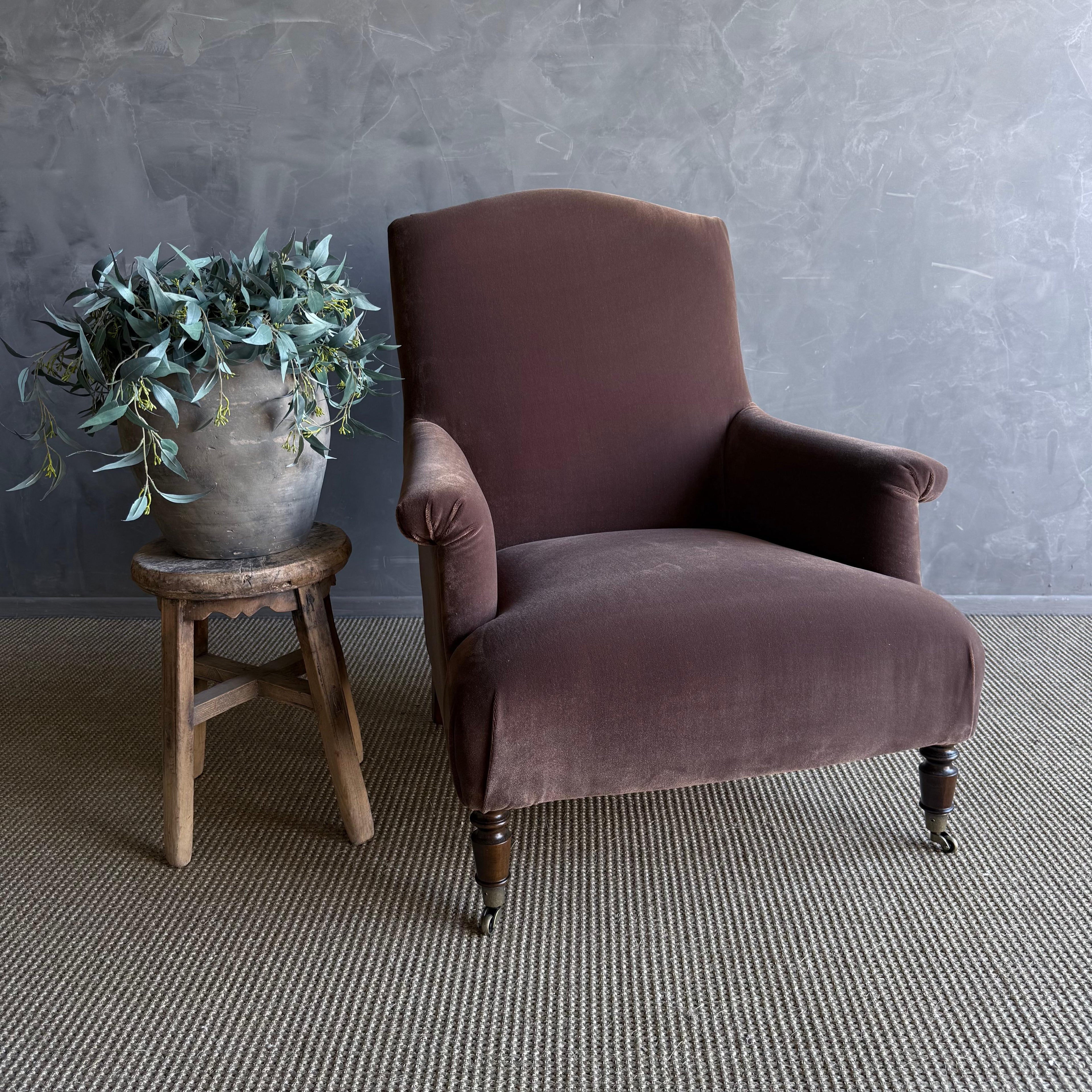 https://a.1stdibscdn.com/alma-napoleon-style-accent-chair-in-velvet-for-sale-picture-2/f_18223/f_478145921764728480288/IMG_1873_2_master.jpg