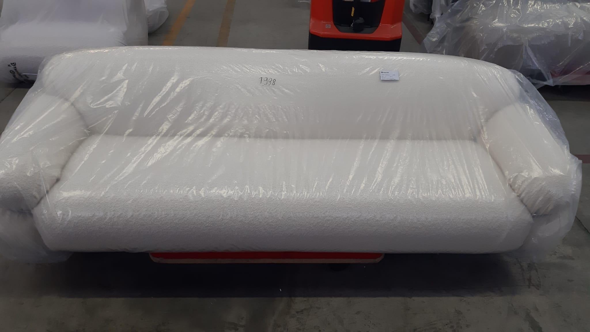 https://a.1stdibscdn.com/new-tacchini-sesann-sofa-by-gianfranco-frattini-in-stock-for-sale-picture-3/f_44652/f_356152721701099509634/IMG_20231120_WA0013_master.jpg