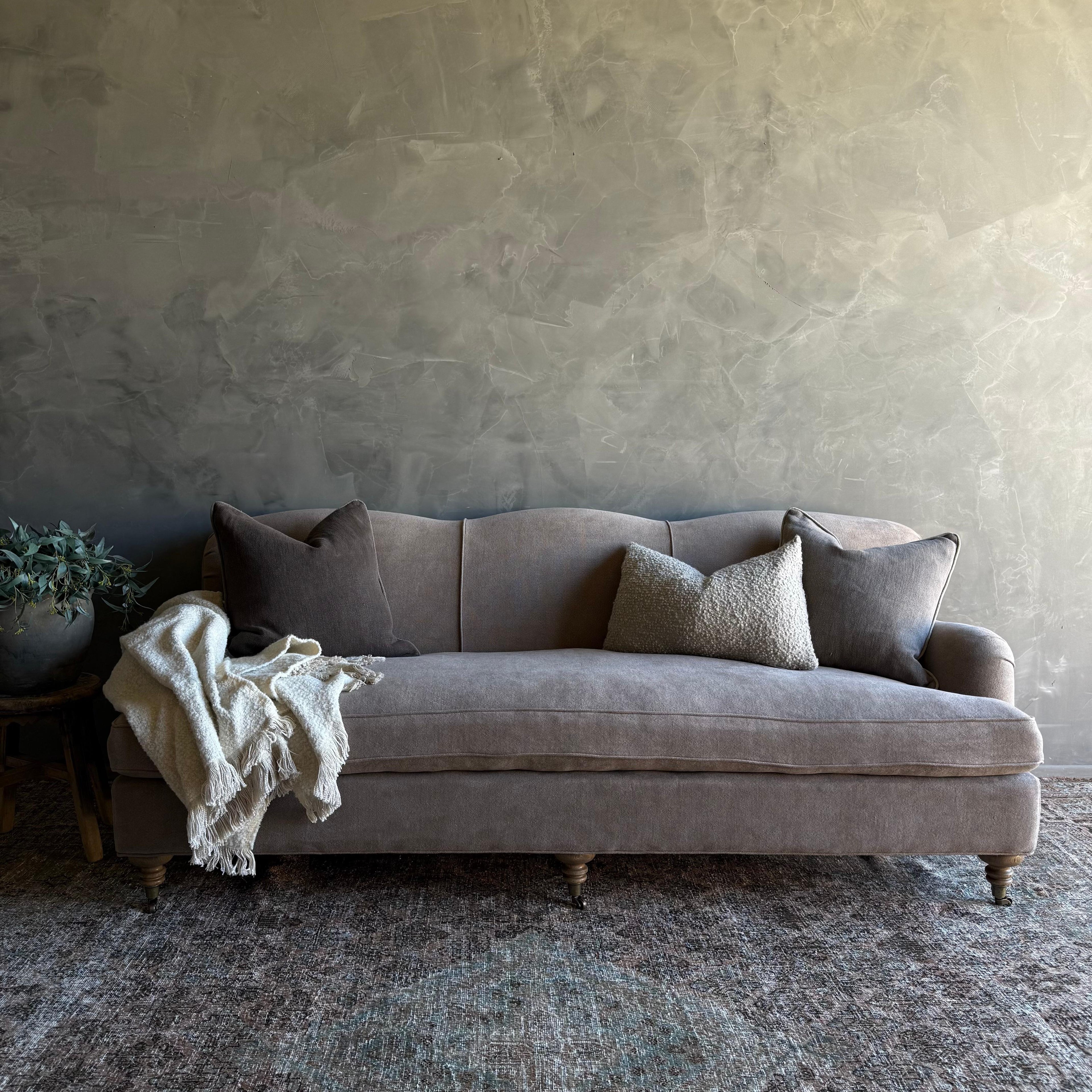 https://a.1stdibscdn.com/modern-english-sofa-in-100-hemp-ecorce-with-down-cushion-for-sale-picture-6/f_18223/f_478268721764805027856/IMG_2024_2_master.jpg