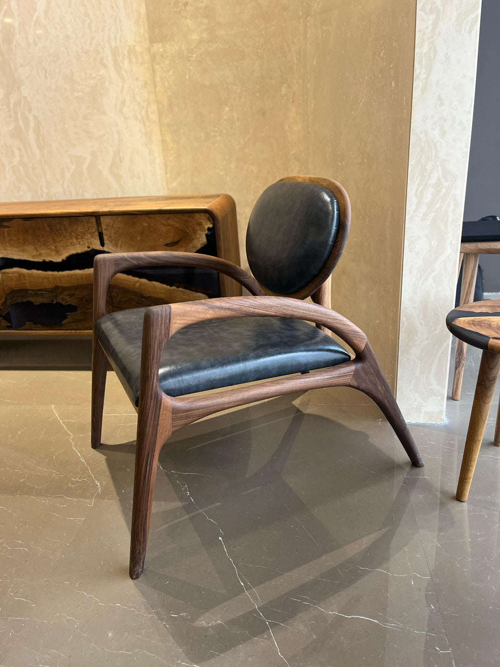 https://a.1stdibscdn.com/walnut-armchair-wooden-chair-walnut-wood-lounge-chair-for-sale-picture-8/f_91932/f_442551421743154344910/IMG_20250328_WA0013_master.jpg