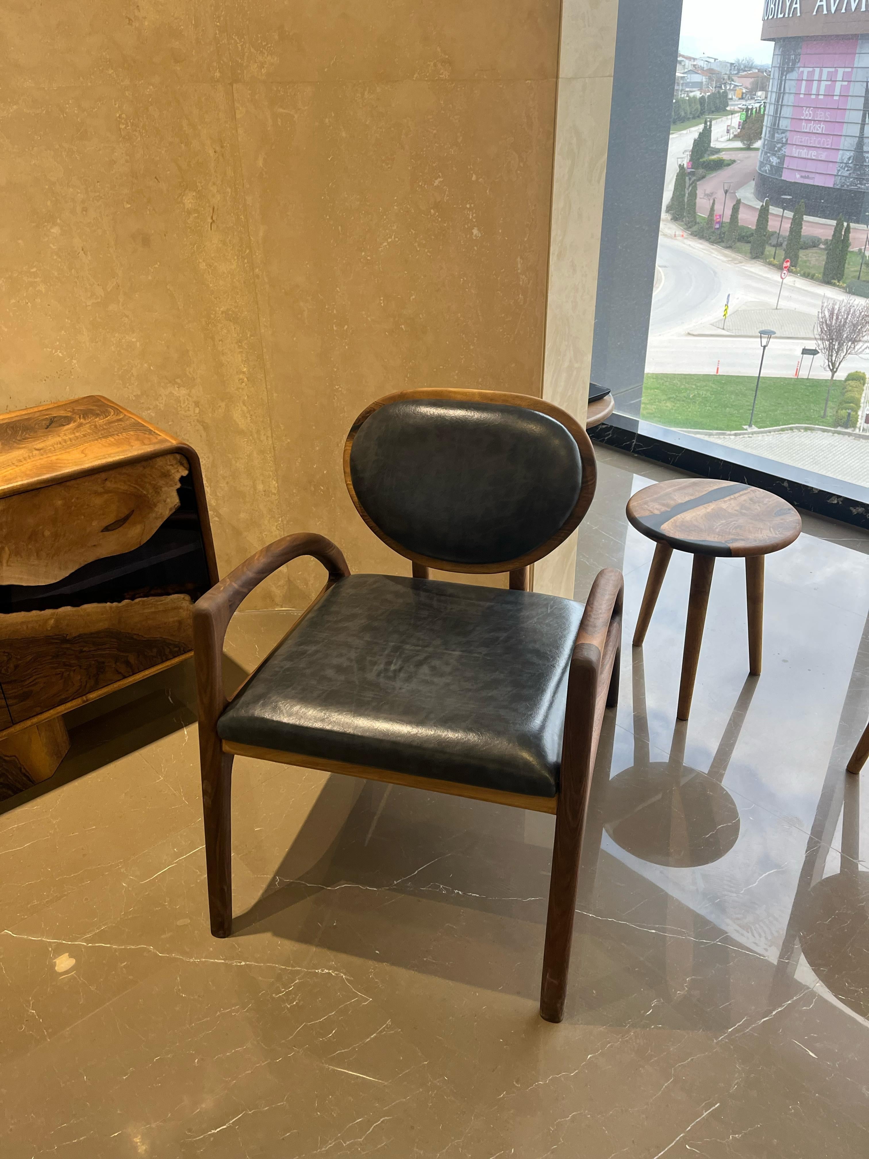 https://a.1stdibscdn.com/walnut-armchair-wooden-chair-walnut-wood-lounge-chair-for-sale-picture-5/f_91932/f_442551421743154341898/IMG_20250328_WA0017_master.jpg