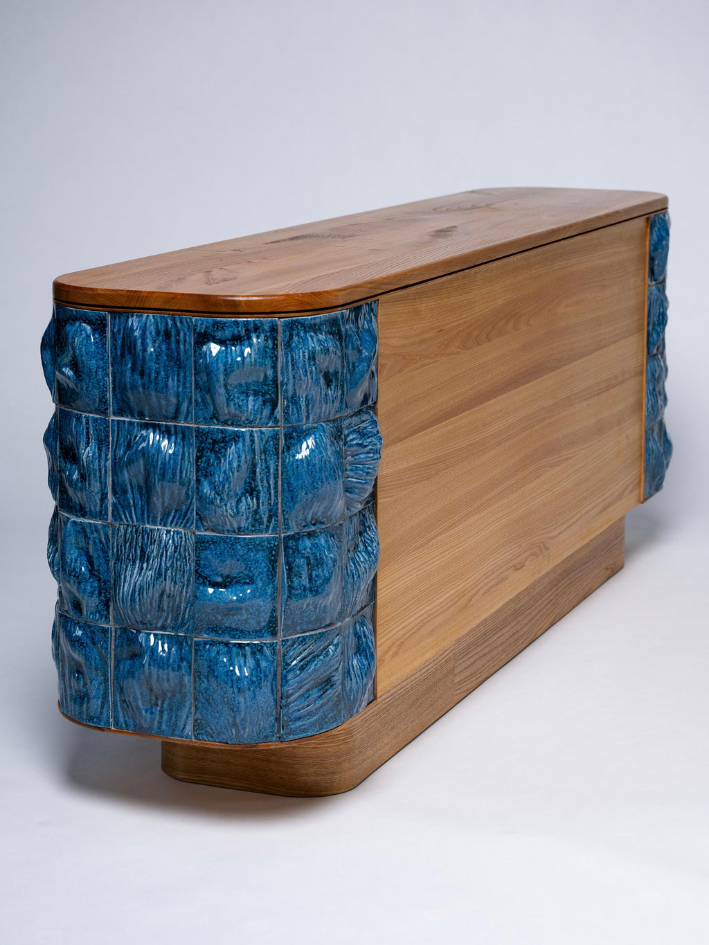 https://a.1stdibscdn.com/21st-century-round-surfaced-cabinet-moss-by-rem-atelier-netherlands-for-sale-picture-9/f_65832/f_405549021720535494969/IMG_2213_master.jpg