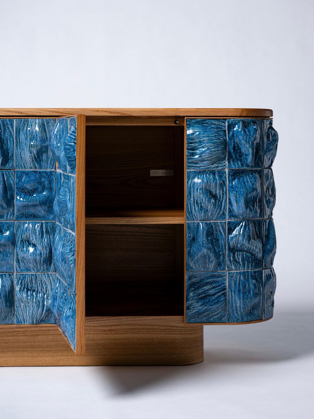 https://a.1stdibscdn.com/21st-century-round-surfaced-cabinet-moss-by-rem-atelier-netherlands-for-sale-picture-5/f_65832/f_405549021720535495005/IMG_2216_master.jpg