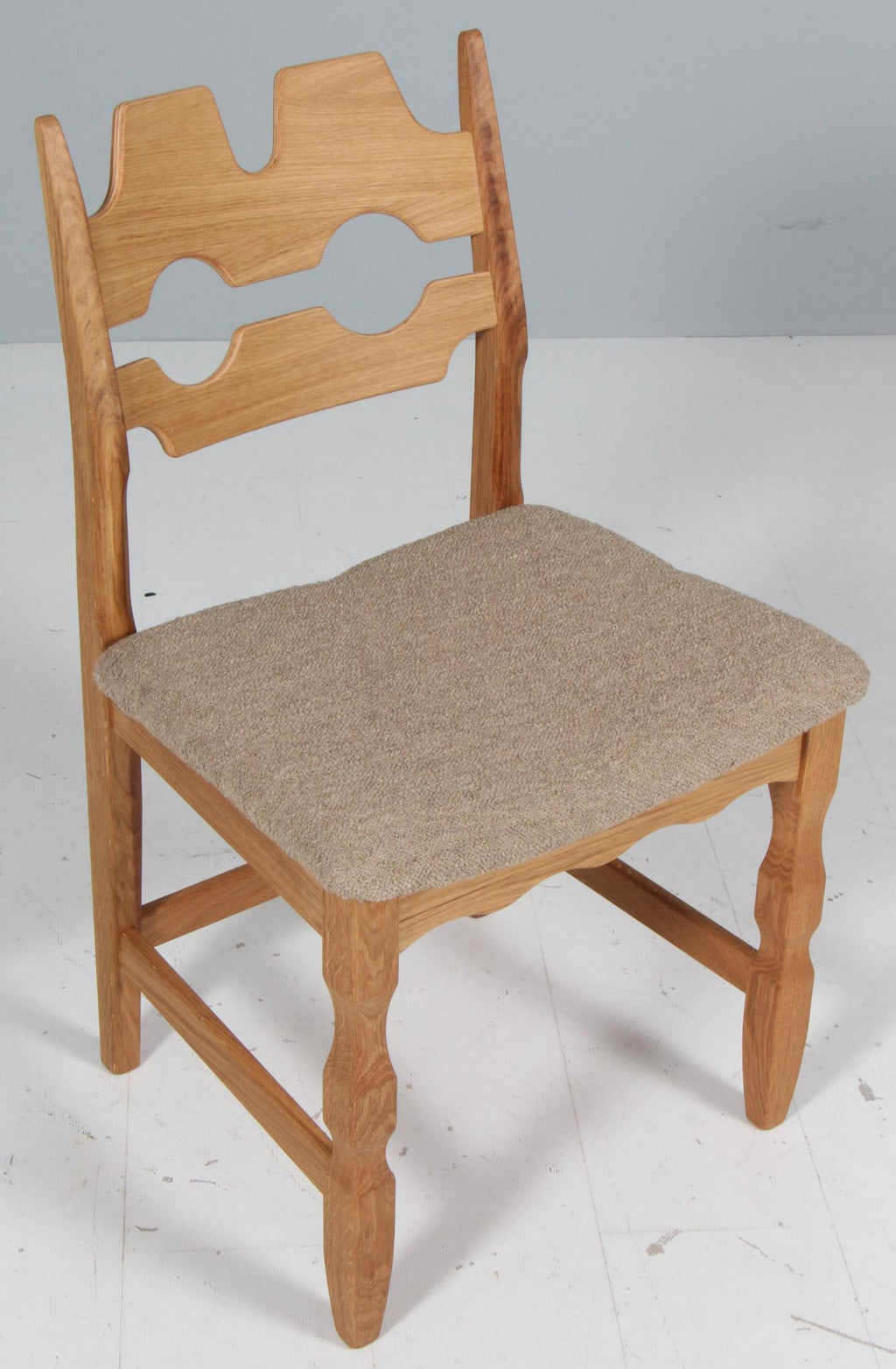 https://a.1stdibscdn.com/dining-chairs-by-henning-kjaernulf-model-razorblade-denmark-oak-for-sale-picture-2/f_42391/f_433236421737803091856/IMG_2394_master.jpg