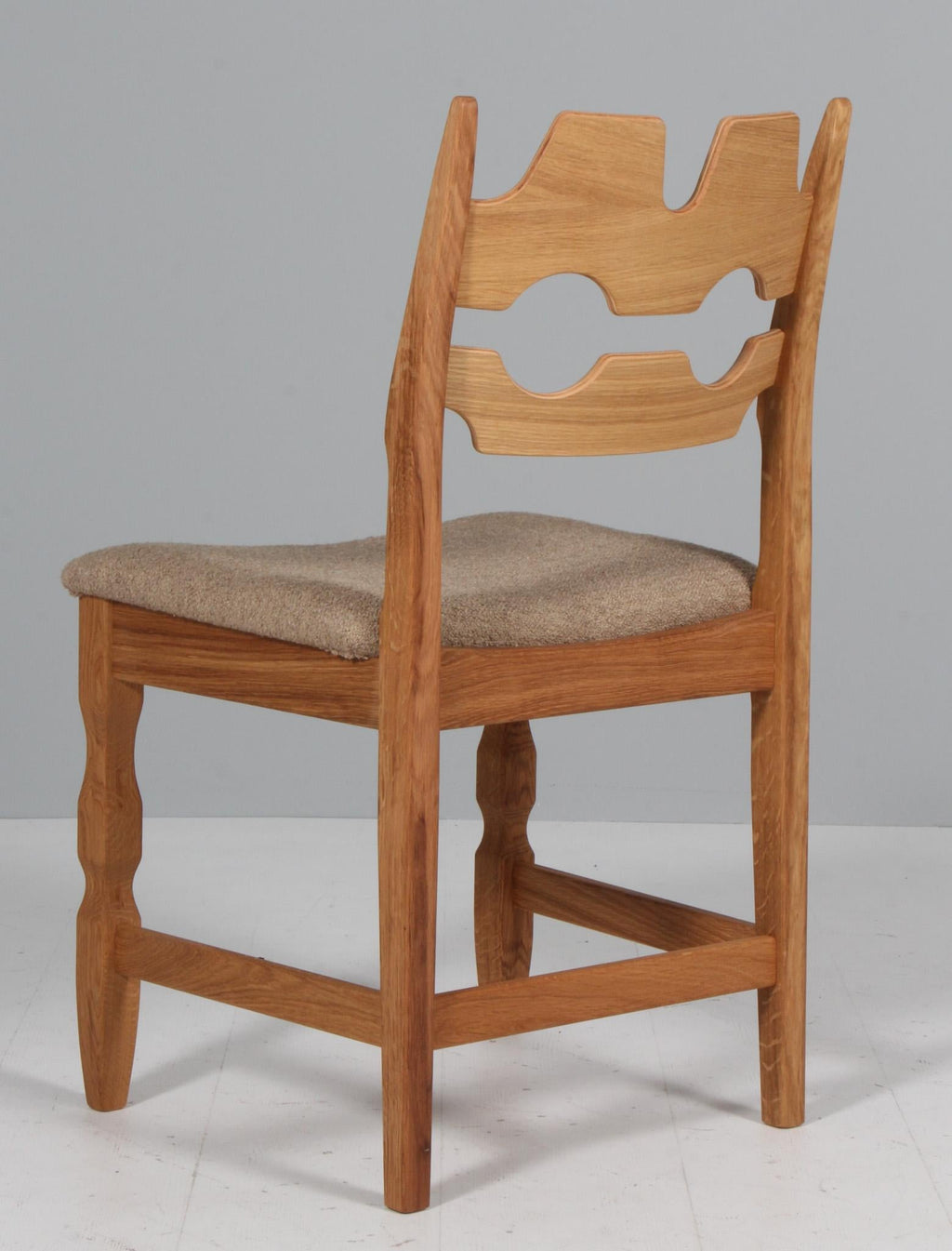 https://a.1stdibscdn.com/dining-chairs-by-henning-kjaernulf-model-razorblade-denmark-oak-for-sale-picture-5/f_42391/f_433236421737803092057/IMG_2397_master.jpg