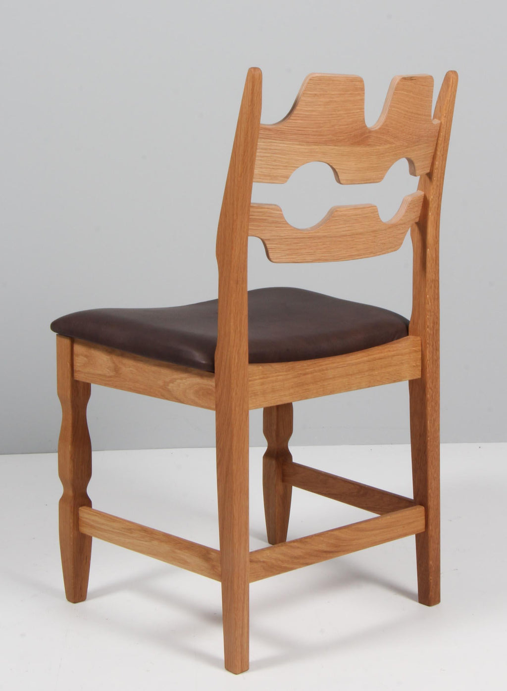 https://a.1stdibscdn.com/dining-chairs-by-henning-kjaernulf-model-razoblade-denmark-oak-for-sale-picture-7/f_42391/f_338323021681632049675/IMG_2467_master.jpg