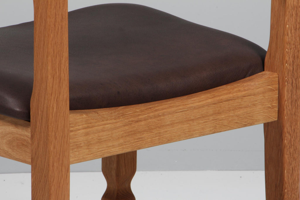 https://a.1stdibscdn.com/dining-chairs-by-henning-kjaernulf-model-razoblade-denmark-oak-for-sale-picture-8/f_42391/f_338323021681632050835/IMG_2468_master.jpg