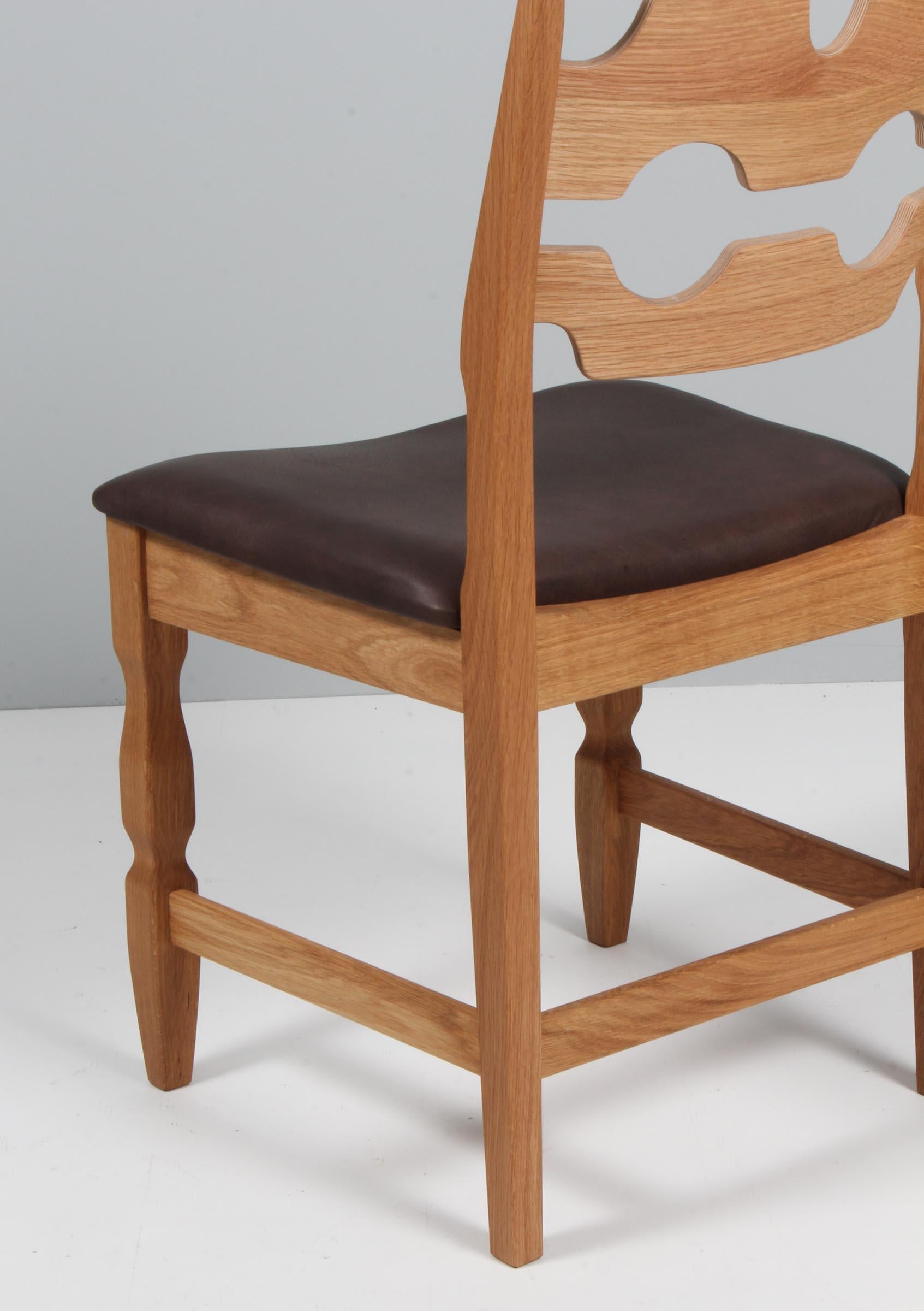 https://a.1stdibscdn.com/dining-chairs-by-henning-kjaernulf-model-razoblade-denmark-oak-for-sale-picture-9/f_42391/f_338323021681632050490/IMG_2469_master.jpg