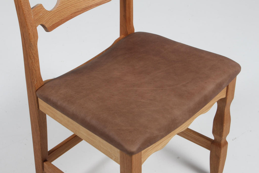 https://a.1stdibscdn.com/dining-chairs-by-henning-kjaernulf-model-razoblade-denmark-oak-for-sale-picture-5/f_42391/f_338323621681632175471/IMG_2474_master.jpg