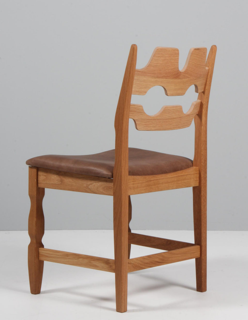 https://a.1stdibscdn.com/dining-chairs-by-henning-kjaernulf-model-razoblade-denmark-oak-for-sale-picture-6/f_42391/f_338323621681632175457/IMG_2475_master.jpg