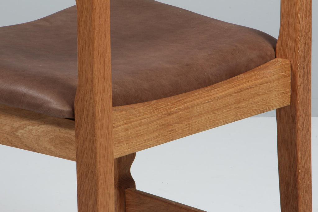 https://a.1stdibscdn.com/dining-chairs-by-henning-kjaernulf-model-razoblade-denmark-oak-for-sale-picture-8/f_42391/f_338323621681632176528/IMG_2477_master.jpg