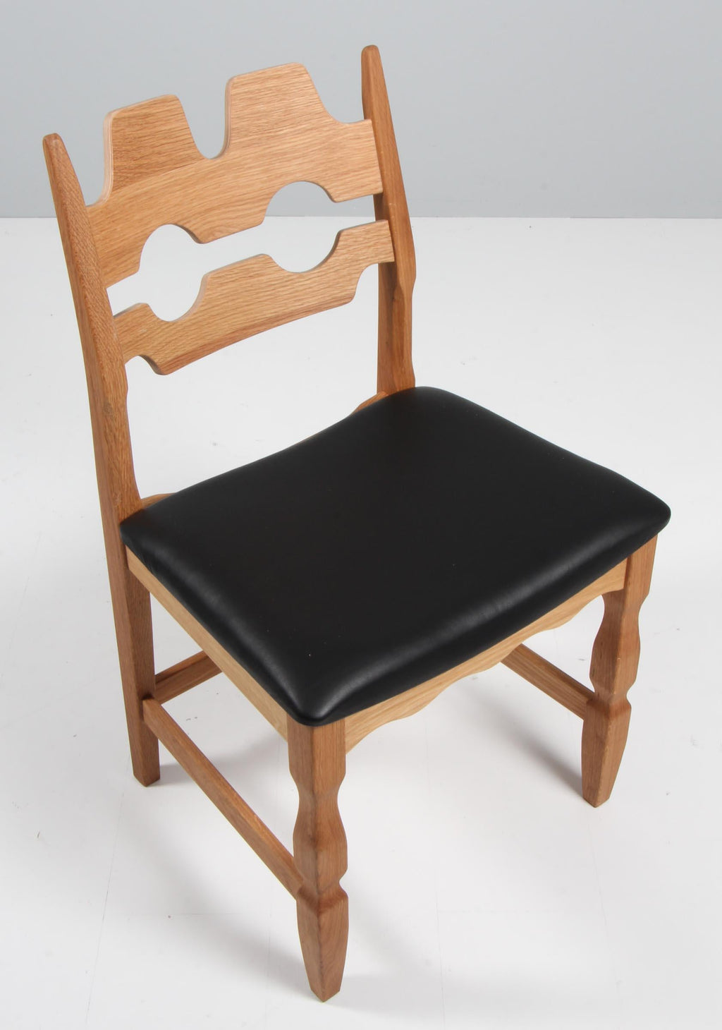 https://a.1stdibscdn.com/dining-chairs-by-henning-kjaernulf-model-razoblade-denmark-oak-for-sale-picture-2/f_42391/f_338324121681632279323/IMG_2479_master.jpg